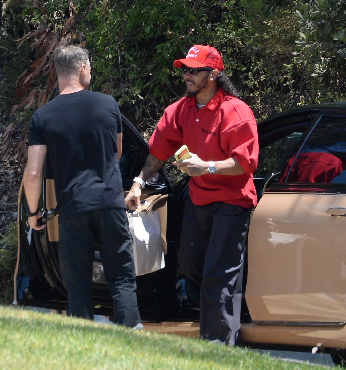 HamiltonTurk's tweet photo. Lewis Hamilton, Kim Kardashian'ın öğle yemeğini Los Angeles'taki çekim setine götürürken görüntülenmiş. https://t.co/Hc4ygr5Waf