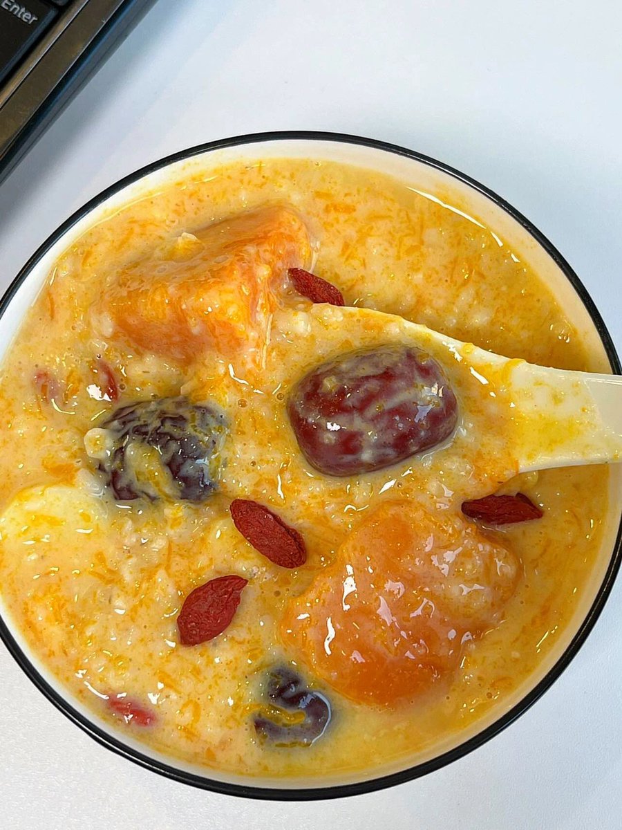 PumSingsa's tweet photo. [Just whipped up warm oatmeal with fresh berries this morning—cozy, filling, and perfect for starting the day right! ]， https://t.co/TBkmZGOyTI