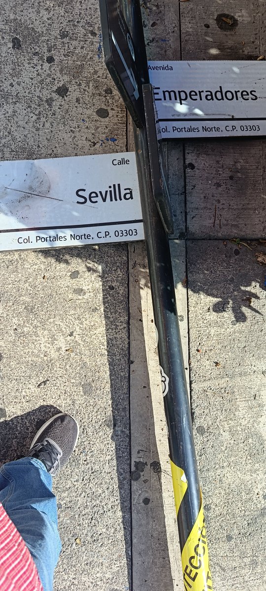 lprietoz's tweet photo. @BJAlcaldia Así, este poste de señalamiento de calles, en la esquina de Sevilla y Emperadores, colonia Portales Norte. Segunda vez que lo reporto. Solo hay que reinstalarlo, por favor. https://t.co/OdryQq0sc4