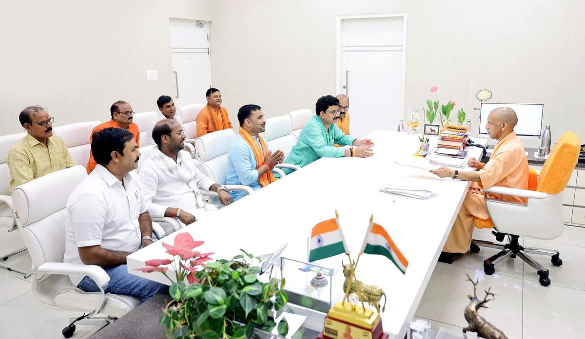 MLARameshMishra's tweet photo. आज उत्तर प्रदेश के यशस्वी मुख्यमंत्री माननीय श्री @myogiadityanath जी से शिष्टाचार भेंटकर क्षेत्र की समस्याओं से अवगत कराया। साथ ही अपने विधानसभा बदलापुर के भाजपा पदाधिकारियों व कार्यकर्ता साथियों को भी मा० मुख्यमंत्री जी से मिलवाया।

@BJP4India @BJP4UP 
@CMOfficeUP @myogioffice https://t.co/UjQfKNFcxi