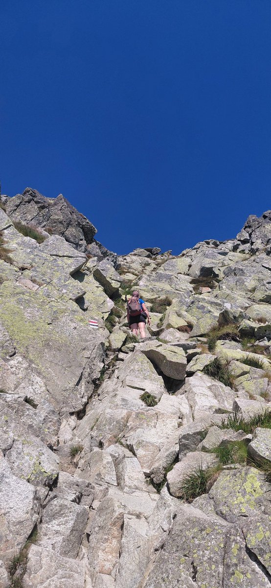 KrajobrazP's tweet photo. Tatry bez tłumów dziś były.  Turystów zagranicznych tu także brak. Minus to ostre słońce cały czas i temperatura 🔥
Ale i tak warto było 💚 https://t.co/JhXJrfJv4a