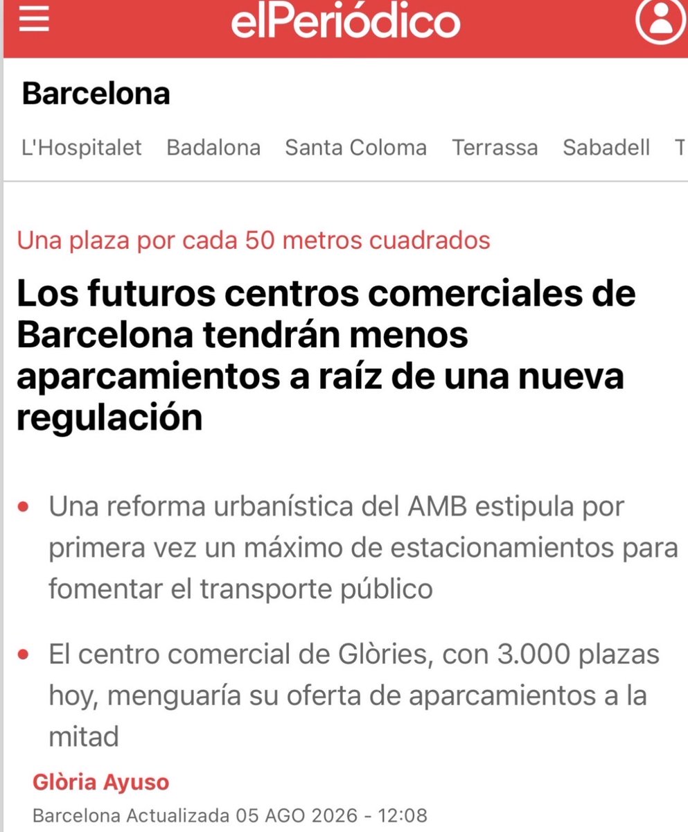 davmiranda's tweet photo. En Barcelona no cabe un planificador más. 

La nueva ocurrencia consiste en limitar por decreto el número de plazas de parking de los centros comerciales del Área Metropolitana de Barcelona (AMB)

Como si el promotor privado que construye un centro comercial no tuviera ya todos los incentivos para no sobredimensionar el espacio para aparcamiento (cada plaza cuesta excavarla, construirla y mantenerla). 

El problema es que el planificador no entiende que toda regulación económica tiene un efecto inmediato y visible, pero también una cadena de efectos posteriores que no se ven a simple vista y que hay que prever. 

Así lo explicaba Bastiat en (su imprescindible) “Ce qu’on voit et ce qu’on ne voit pas” (Lo que se ve y lo que no se ve), el mismo ensayo en el que expone su famosa “falacia de la ventana rota”.

El mal economista (el planificador socialista) se fija exclusivamente en el efecto visible.

Sin embargo, el buen economista tiene también en cuenta el efecto invisible.

En este caso, la eliminación de plazas de parking en los centros comerciales del AMB no elimina la demanda de desplazarse en coche; simplemenre la reubica.

En definitiva, que tendremos más coches en doble fila buscando aparcamiento; tendremos más presión sobre las plazas de calle en barrios colindantes; se da una (absurda) ventaja competitiva a los centros comerciales de fuera del AMB no afectados por la norma, hacia los que se desplazará el gasto…

En vez de mejorar la oferta de transporte público, se busca limitar por decreto el transporte en coche privado.

Algo que ya es demencial en una Barcelona donde se han eliminado montones de carriles de coche para crear más carriles bus y de bicicleta (que, en muchos tramos horarios van prácticamente vacíos, mientras los que no desplazamos en vehículo particular nos tragamos el atasco de turno).

Y ojo porque leo que la reforma también afecta a las plazas de parking de oficinas (a este respecto, la memoria de la normativa contiene una frase digna del mejor planificador soviético:  “si las empresas ofrecen plazas, los trabajadores las harán servir”) y también las de nuevas viviendas (obligación de reservar un mínimo de dos plazas para bicicletas y patinetes eléctricos por vivienda).

Luego alguno se extraña de la decadencia de Barcelona y se pone a buscar culpables fuera, cuando el problema lo tenemos en una clase gobernante abducida por el socialismo planificador más cavernario de Europa.