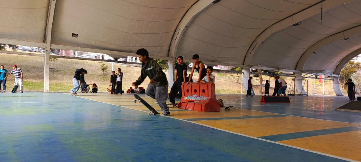 quitocumanda's tweet photo. 🛹 #VeranoDeLasArtes |  El arte urbano tomó el espacio público con Laboratorio Psycho. 

Exposiciones, diseño independiente, talleres, música, skate y emprendimientos creativos reunieron a artistas y ciudadanía en una jornada que celebró la creatividad. 

@culturaquito https://t.co/Rarr2tbcoD