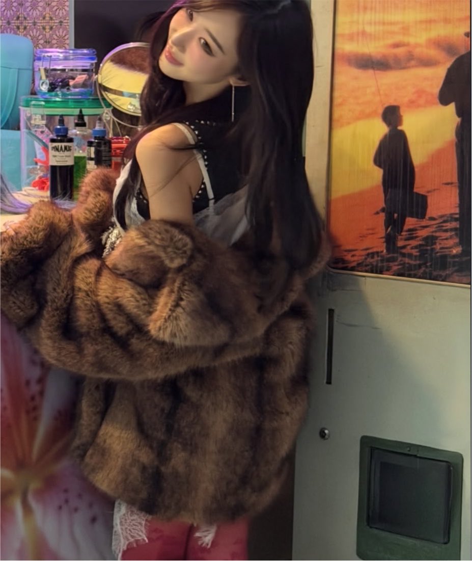 lxoxo's tweet photo. you can tell Fuchsia is her color. https://t.co/XoU4IEvYWB
