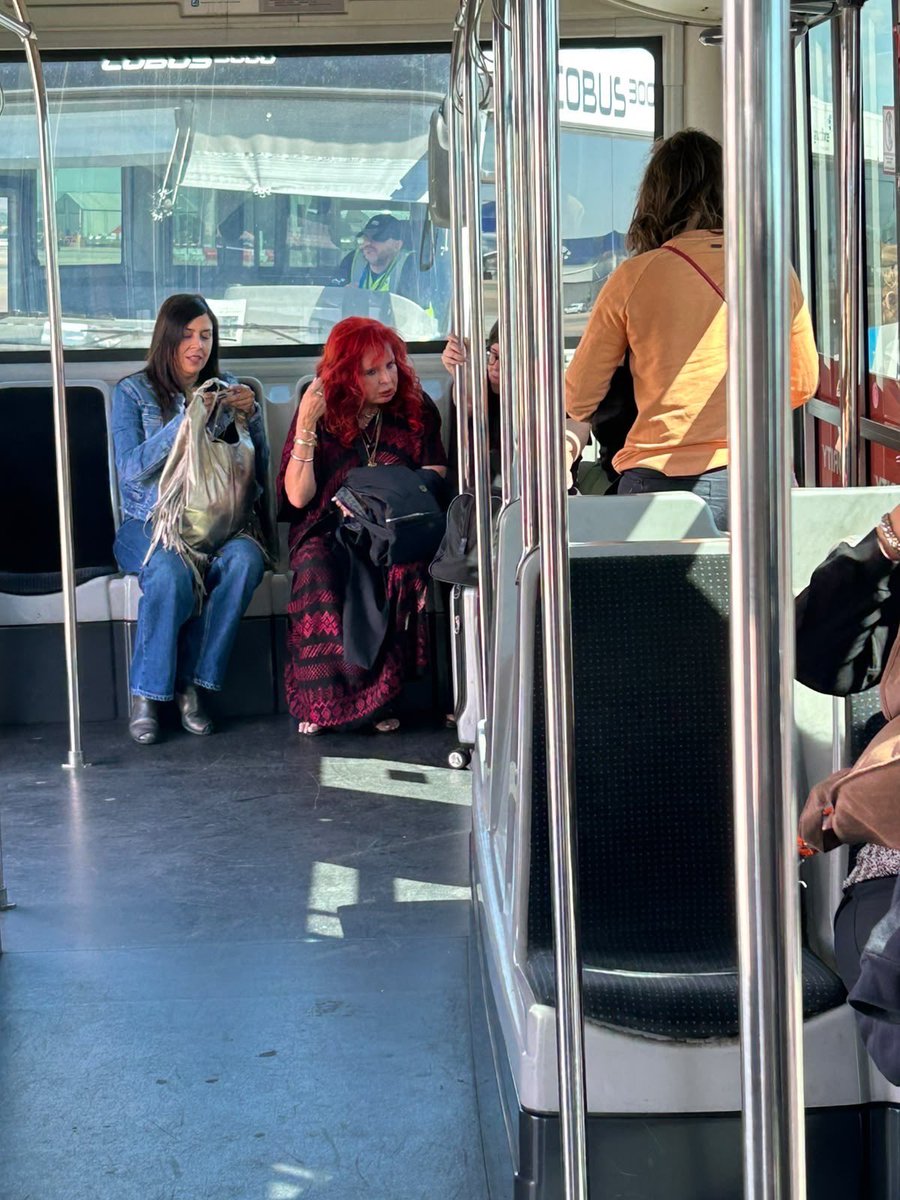 vampipe's tweet photo. Oye, @A_MontielR. Dijiste que está mal que los gobernantes vayan en primera clase…

Ahí te va @LaydaSansores en primera clase a Madrid en el AM-21, para que la regañes en unas 10 horas. 

Sé considerada con su jetlag, no seas mala onda.

Nadie pela a @Claudiashein. https://t.co/ITedilBfLd