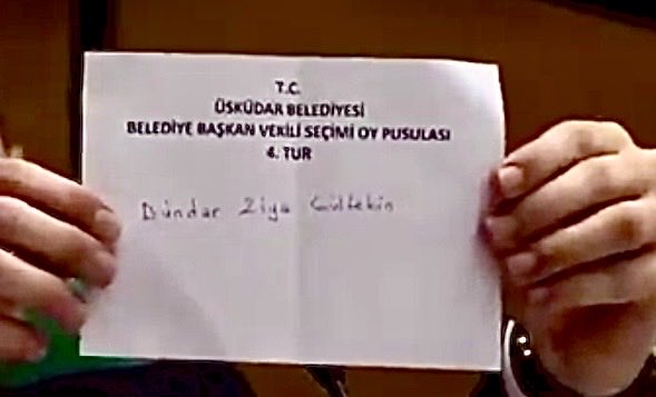 06melihgokcek's tweet photo. ULAN SAHTEKÂRLIĞIN BUKADARI DA OLMAZ BE…

G HARFİNİ 6 OLARAK KABUL ETMEK SÜPER SAHTEKÂRLIK…
 
YENİ PARTİLİLER BAĞIRTTIRA BAĞIRTTIRA SİZİN ELİNİZDEN BURAYI ALACAZ…
Üsküdar Belediye Meclisi'nde oturumu yöneten CHP'li Meclis 1. Başkanvekili Ali Aral, AK Parti'nin adayı Dündar Ziya Gültekin adına kullanılan oyu geçersiz kabul etti. 

Aral, pusulada yer alan "Gültekin" soyadının başındaki "G" harfini "6" rakamı olarak değerlendirdi ve bu gerekçeyle oyu geçersiz saydı.

Ahlak sahibi insanlara göre kazanmak için her yol mübah değildir. Aşağıda ayıbın video kaydını izleyeceksiniz.

“Dündar Ziya Gültekin”
YAZISINDAKI G HARFI YENI PARTILERE GÖRE 
6 IMIŞ….
SAHTEKARLIKDAN Üsküdar Belediye Meclisi'nde oturumu yöneten CHP'li Meclis 1. Başkanvekili Ali Aral, AK Parti'nin adayı Dündar Ziya Gültekin adına kullanılan oyu geçersiz kabul etti. 

Aral, pusulada yer alan "Gültekin" soyadının başındaki "G" harfini "6" rakamı olarak değerlendirdi ve bu gerekçeyle oyu geçersiz saydı.

Ahlak sahibi insanlara göre kazanmak için her yol mübah değildir. Aşağıda ayıbın video kaydını izleyeceksiniz.

“Dündar Ziya Gültekin”
Yazısında gültekin’in G’s
6 imiş…
Sahtekarlık da Nirvana… https://t.co/O0zQDtnObZ