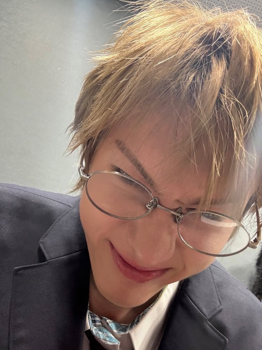 abyeong2's tweet photo. 안경마틴이 좋아요 https://t.co/5Wz42OKl9j