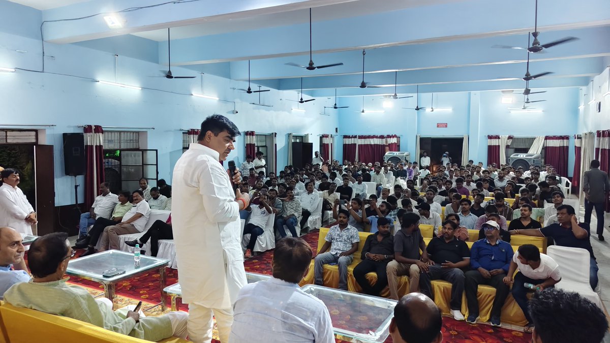 VishwavijayINC's tweet photo. आज देर शाम प्रयागराज स्थित राजश्री टंडन सेवा केंद्र के सभागार में  नेता प्रतिपक्ष श्री राहुल गांधी जी के #chhatronkigoonj संवाद कार्यक्रम को लेकर छात्रों से संवाद किया।  
कार्यक्रम में भारी संख्या में छात्रों की उपस्थिति और उत्साह से साफ है कि प्रयागराज में @RahulGandhi जी का कार्यक्रम ऐतिहासिक होगा।