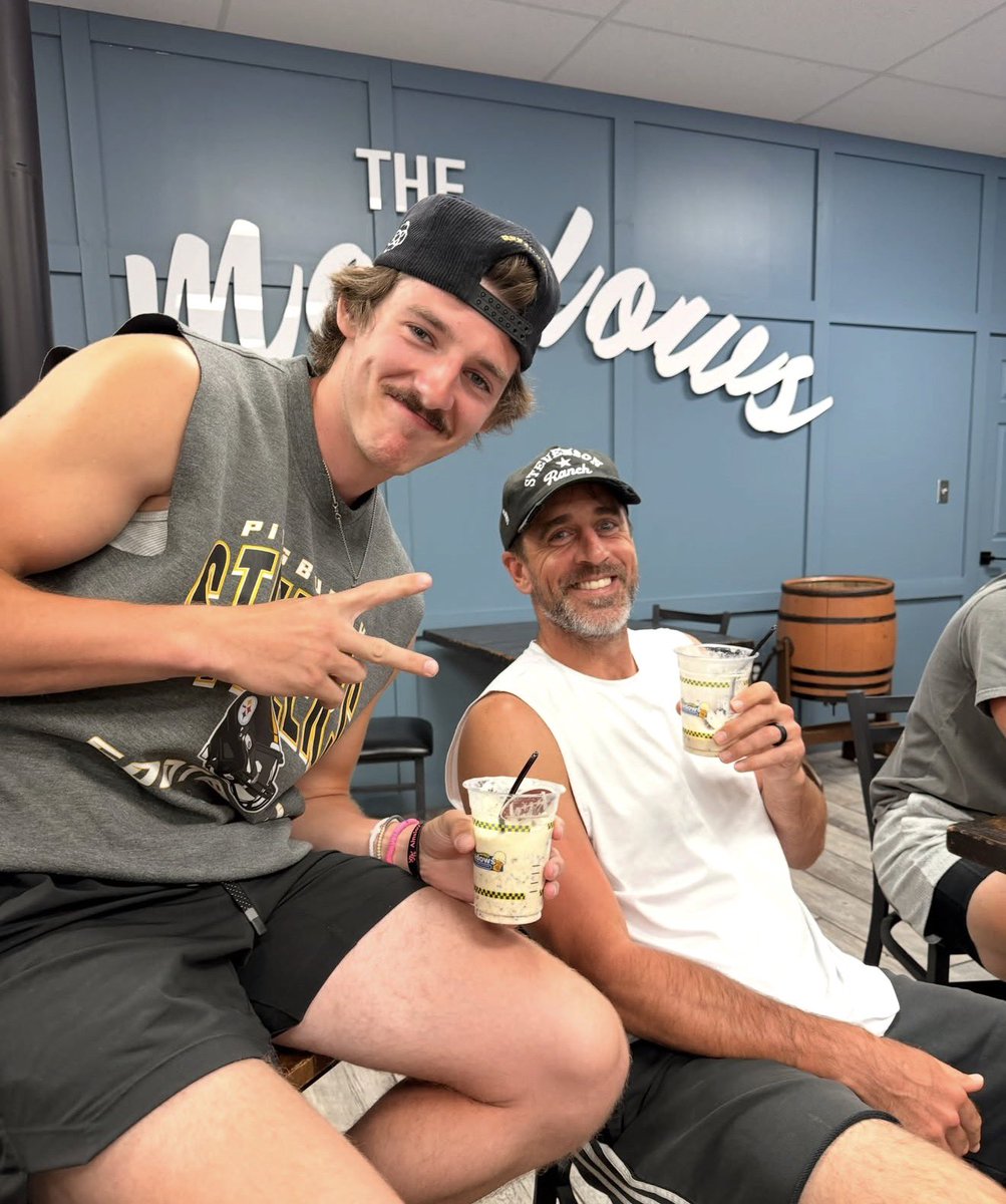 TheStandard412's tweet photo. Aaron Rodgers and the team linked up with Rodgers Realm for ice cream

🔥🔥🔥🔥🔥

 #Steelers #NFL https://t.co/oqQ2CdJeck