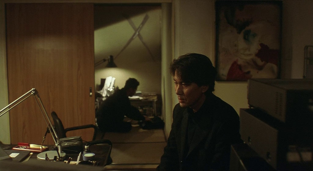 Jeanv999's tweet photo. The other great Kurosawa, Kiyoshi, makes disquieting gems where we peer through door frames or wander Tarkovskian landscapes- and often both. Cure and Charisma are an unofficial duology. #film #kiyoshikurosawa https://t.co/bXrALcP3Hw https://t.co/eHqUoBTS11