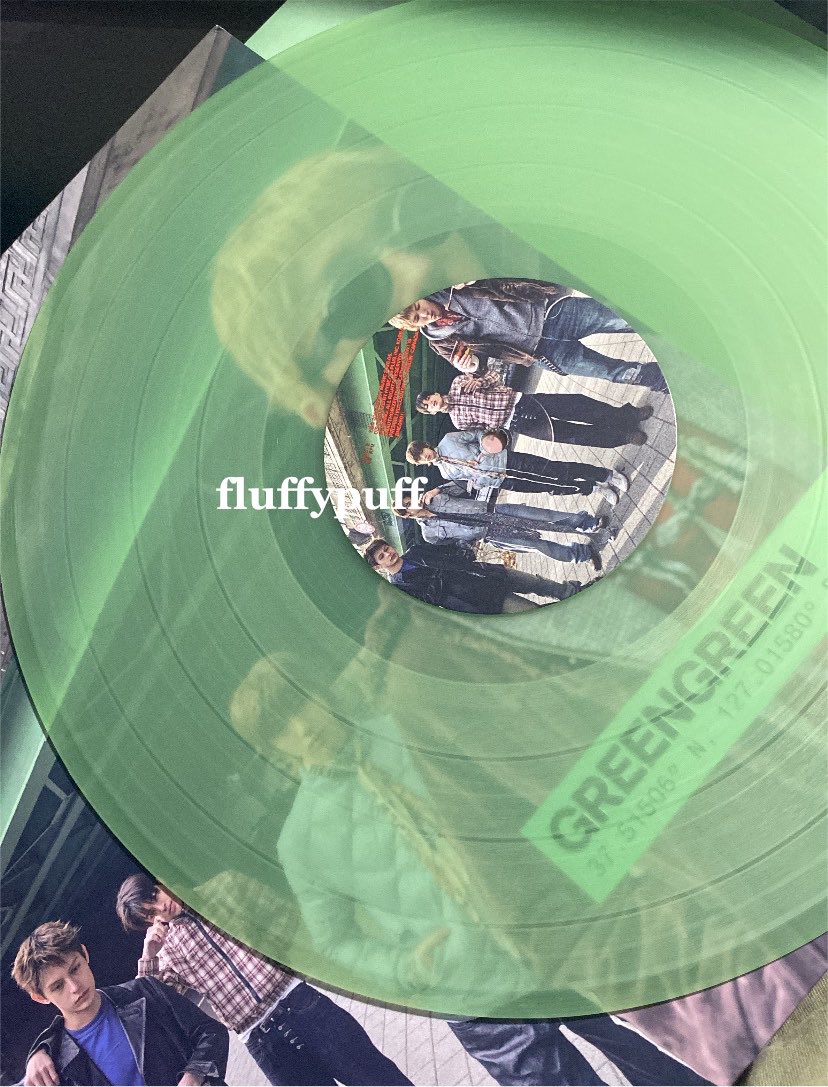 evjsnj's tweet photo. #cortisell wts vinyll green green gg only + booklet 250k via oren (harga udah include adm dan pack) https://t.co/jzzW5N0M3y