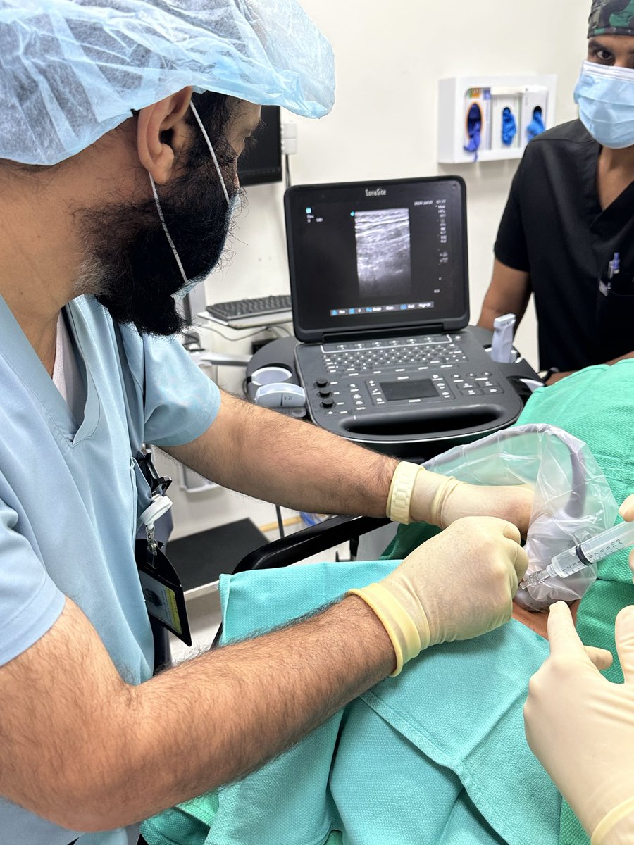ADhuwaihy's tweet photo. بفضل الله وتوفيقه، أتممت خلال الفترة الماضية تجربتين تدريبيتين سريريتين في #طب_التخدير، تنقلت خلالهما بين صرحين طبيين عريقين، في امتداد للاهتمام والعمل المس��مر بهذا التخصص.

كانت التجربة الأولى في مستشفى الحرس الوطني بالرياض، بتركيز مكثف على عيادات ما قبل التخدير تحت إشراف د. بدر البابطين @albabtain_dr. وكانت محطة ثرية عززت مهاراتي في التقييم السريري الشامل للمرضى، وفهم آليات اتخاذ القرار قبل العمليات، ضمن بيئة احترافية تعكس أعلى معايير الجودة وسلامة المرضى. 
كما حظيت بشرف اللقاء والاستفادة من نخبة من رواد طب تخدير الأطفال، ومنهم د. نزار الزغيبي @nezaralzughaibi، ود. ريان معوض، ود. خالد المانع @khaledalmanea2، وهو ما أضفى على هذه التجربة بعدًا علميًا ومهنيًا بالغ القيمة.

أما التجربة الثانية فكانت في مستشفى جونز هوبكنز أرامكو بالظهران، في بيئة أكاديمية وسريرية ترتبط بإرث إحدى أعرق المؤسسات الطبية عالميًا @HopkinsMedicine 🇺🇸، حيث أتيحت لي فرصة التعمق في مجال طب الألم تحت إشراف الدكتور عبدالله الغامدي. وقد أتاحت لي هذه التجربة الاطلاع على أحدث الممارسات العلاجية، ومناقشة الحالات السريرية من منظور متقدم، مما أضاف بعدًا علميًا وسريريًا قيّمًا لمسيرتي.

وخلال هاتين التجربتين، تشرفت بالعمل والتعلم والنقاش مع نخبة من الاستشاريين والأطباء.. كانت تجربة أسهمت في ترسيخ مفاهيم الممارسة المبنية على الدليل، وتعزيز الشغف.

أسأل الله أن ينفعني بما تعلمت، وأن يبارك الخطى، وما زال القادم أجمل بإذن الله.