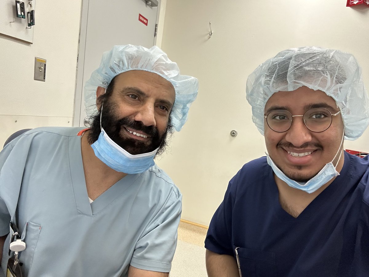ADhuwaihy's tweet photo. بفضل الله وتوفيقه، أتممت خلال الفترة الماضية تجربتين تدريبيتين سريريتين في #طب_التخدير، تنقلت خلالهما بين صرحين طبيين عريقين، في امتداد للاهتمام والعمل المس��مر بهذا التخصص.

كانت التجربة الأولى في مستشفى الحرس الوطني بالرياض، بتركيز مكثف على عيادات ما قبل التخدير تحت إشراف د. بدر البابطين @albabtain_dr. وكانت محطة ثرية عززت مهاراتي في التقييم السريري الشامل للمرضى، وفهم آليات اتخاذ القرار قبل العمليات، ضمن بيئة احترافية تعكس أعلى معايير الجودة وسلامة المرضى. 
كما حظيت بشرف اللقاء والاستفادة من نخبة من رواد طب تخدير الأطفال، ومنهم د. نزار الزغيبي @nezaralzughaibi، ود. ريان معوض، ود. خالد المانع @khaledalmanea2، وهو ما أضفى على هذه التجربة بعدًا علميًا ومهنيًا بالغ القيمة.

أما التجربة الثانية فكانت في مستشفى جونز هوبكنز أرامكو بالظهران، في بيئة أكاديمية وسريرية ترتبط بإرث إحدى أعرق المؤسسات الطبية عالميًا @HopkinsMedicine 🇺🇸، حيث أتيحت لي فرصة التعمق في مجال طب الألم تحت إشراف الدكتور عبدالله الغامدي. وقد أتاحت لي هذه التجربة الاطلاع على أحدث الممارسات العلاجية، ومناقشة الحالات السريرية من منظور متقدم، مما أضاف بعدًا علميًا وسريريًا قيّمًا لمسيرتي.

وخلال هاتين التجربتين، تشرفت بالعمل والتعلم والنقاش مع نخبة من الاستشاريين والأطباء.. كانت تجربة أسهمت في ترسيخ مفاهيم الممارسة المبنية على الدليل، وتعزيز الشغف.

أسأل الله أن ينفعني بما تعلمت، وأن يبارك الخطى، وما زال القادم أجمل بإذن الله.