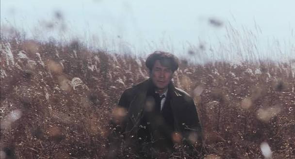 Jeanv999's tweet photo. The other great Kurosawa, Kiyoshi, makes disquieting gems where we peer through door frames or wander Tarkovskian landscapes- and often both. Cure and Charisma are an unofficial duology. #film #kiyoshikurosawa https://t.co/bXrALcP3Hw https://t.co/eHqUoBTS11