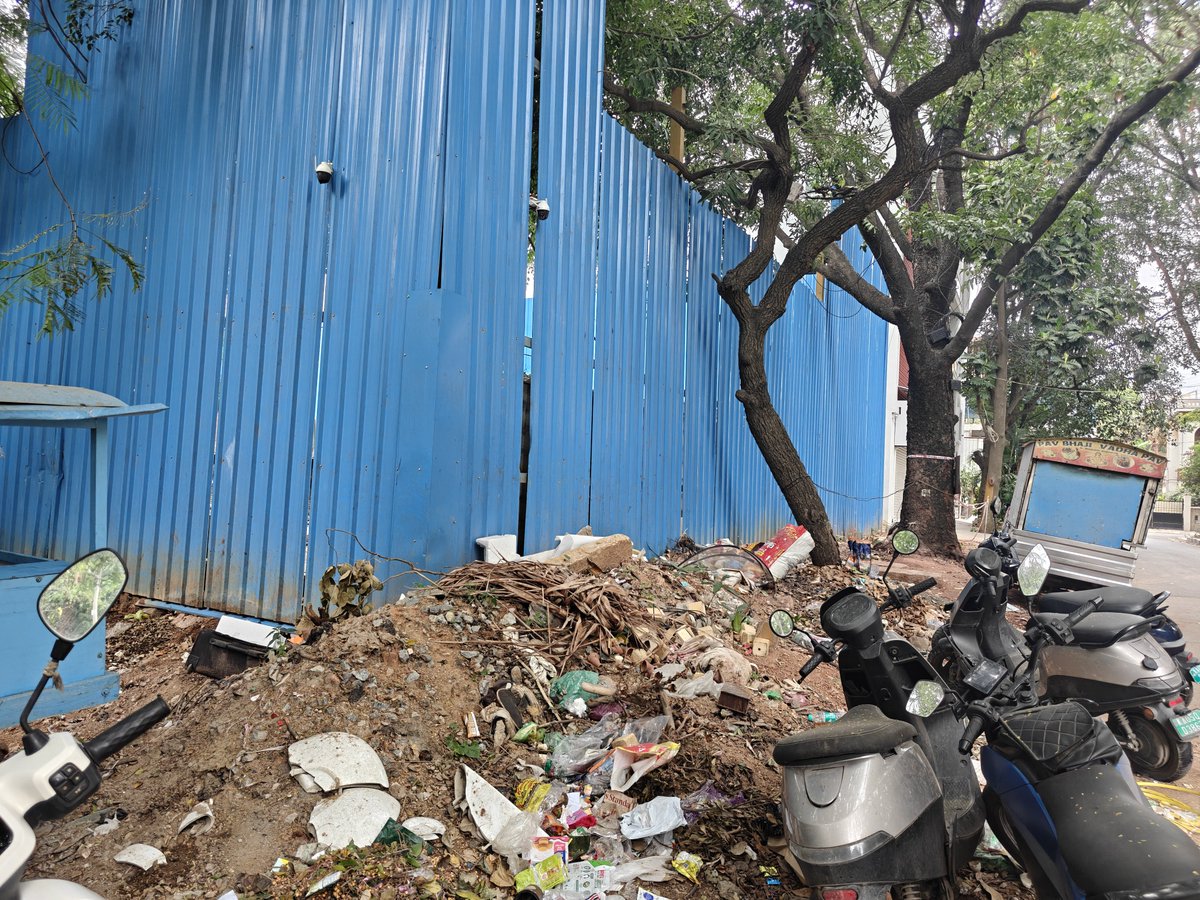 brightnpale's tweet photo. @GBA_office debris on 9th A main defence colony Indiranagar. It is now inviting people to use as an open toilet. Of course this is not the only collection of debris in this area. Cc: @icindngr https://t.co/6DObcAllcI