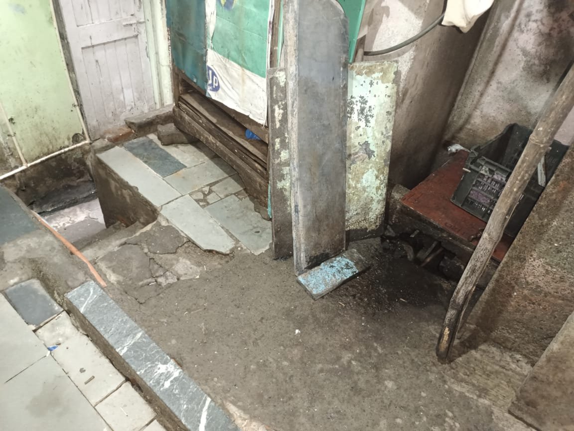 AjayBathija2's tweet photo. As drainage line is kept open from last 15 days by bmc Contracter at mariambi Shabbir chawl behind chotta bhabha hospital qureshi nagar kurla east beat no:171 @mybmcWardL officers are waiting for incident like sakinaka https://t.co/84I2rmJ3Wl