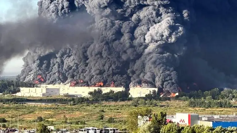wartranslated's tweet photo. The Foreign Intelligence Service of Ukraine reported that as a result of large-scale warehouse fires, Wildberries is already recording billions in losses, but the problems do not end there. Huge debts owed by the marketplace and its partners could severely impact Russian banks. Following the destruction of goods in the fires, losses are already estimated at approximately 500 billion rubles. If some of these sellers are unable to pay off their loans, banks will face yet another wave of non-performing debt.
https://t.co/6CUrUDhiWZ