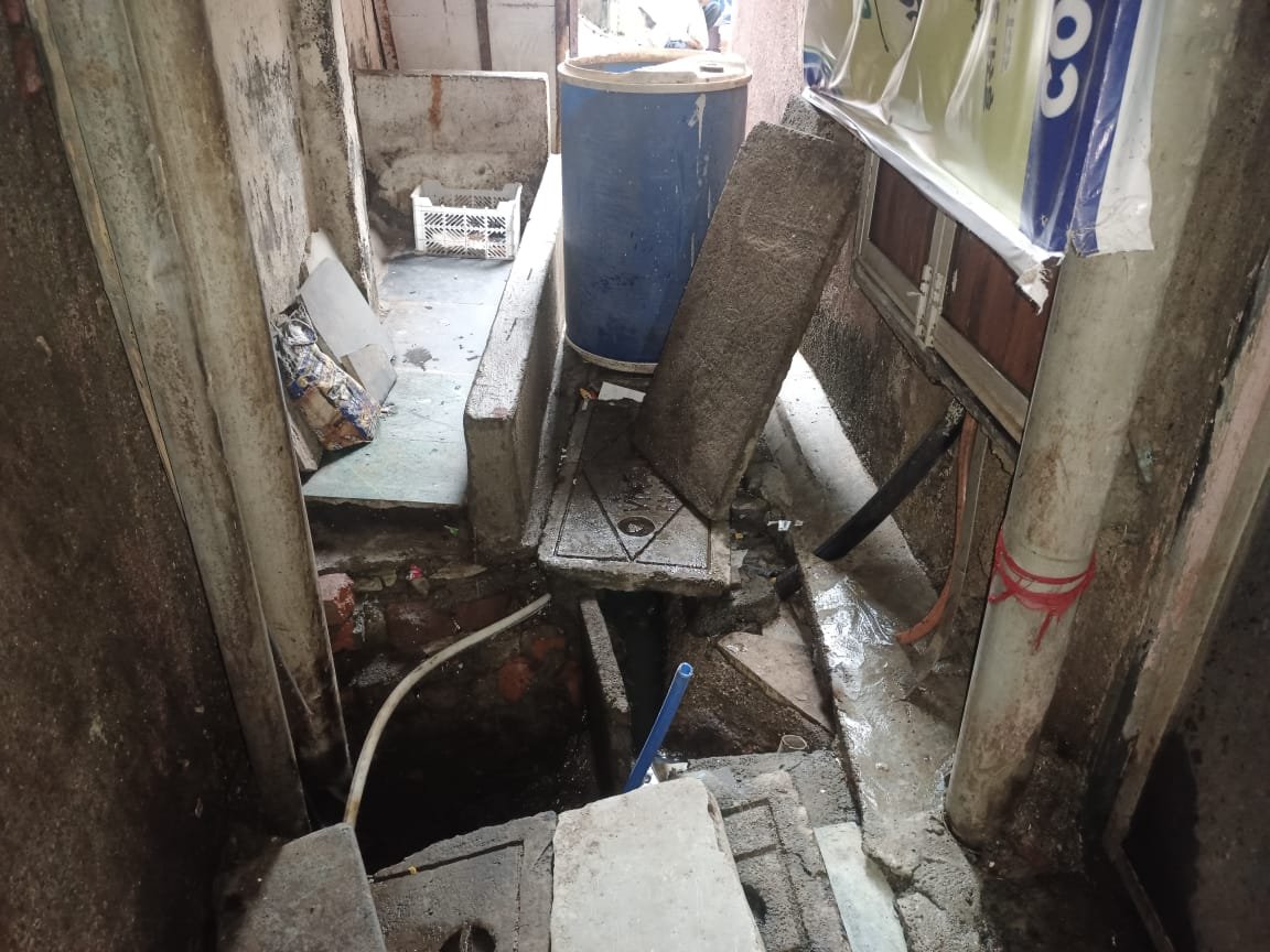 AjayBathija2's tweet photo. As drainage line is kept open from last 15 days by bmc Contracter at mariambi Shabbir chawl behind chotta bhabha hospital qureshi nagar kurla east beat no:171 @mybmcWardL officers are waiting for incident like sakinaka https://t.co/84I2rmJ3Wl