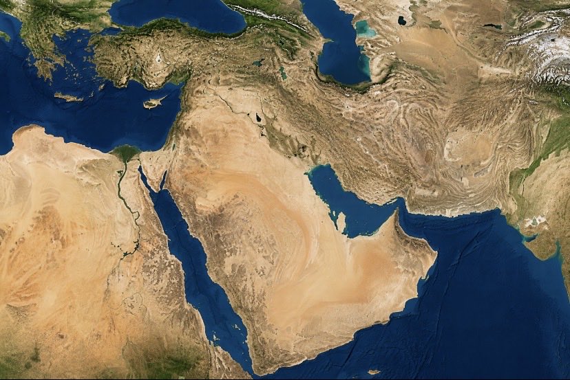 KhaledAlhuqail's tweet photo. الاستجابة للدعوات السعودية لإقامة حلف دفاعي بحري قد تكون نواة لبناء مشروع دفاع متكامل براً وبحراً وجواً بقيادة المملكة لإيقاف العبث الإقليمي والدولي في المنطقة ..، من حلف دفاعي بحري إلى اتفاقيات دفاع مشترك بقيادة المملكة العربية السعودية لإيقاف العبث الإقليمي والدولي في المنطقة .
فلنتخيل اتفاقيات دفاعية لبعض تلك الدول اضافة لسوريا ،جيوش موحدة تتجاوز اعدادها النظامية ٢.٢ مليون دون احتساب الاحتياطي، وطائرات مقاتلة تتجاوز ١٤٠٠  لا يشمل طائرات النقل والتدريب والتزود بالوقود والمروحيات، 
واساطيل بحرية تتجاوز ٩٠٠ قطعة .
وسط عدد سكان يتجاوز نصف مليار مواطن
دون احتساب سكان وقوات اليمن والعراق الذين يعانون مع الميليشيات الإرهابية .

لنا أن نرى قوة هائلة بهذا الحجم من سيجرؤ على العبث معها أو محاولة احتلال أجزاء منها .

اتفاقيات عسكرية بين الدول الاقليمية  ، 
السعودية بقيادتها لدول الخليج وسوريا والأردن ومصر وتركيا وباكستان اتحاداً عسكرياً هو الحل الوحيد أمام اطماع الكيان المحتل وأي قوى استعمارية عالمية في المنطقة العربية ..

الكيان المحتل يرقص طرباً للفوضى التي يسعى لإحداثها في المنطقة .
والحرس الثوري ينفذ هذه الأجنده تحت ادعاءات كاذبة وساذجة في آن واحد بحجة ضرب القواعد الأمريكية بالخليج والتي لم تنطلق منها طائرة ..
العراق يجب أن يحرر بلاده أولاً من نفوذ الميليشيات المسلحة الإرهابية وكذلك اليمن من الحوثي ويعيدا استقلالية بلادهما من تلك العصابات..
هذه الميليشيات تنهش في الأمة العربية والإسلامية منذ زمن بحجة المقاومة والمقاومة منها براء ، وماذا فعلوا للمحتل ؟  ازداد قوة وتوسعاً ووحشية بوجودهم.

انضمام العراق واليمن الموحدين لاحقاً للحلف سيكون مسمار نعش لأي عمليات استعمارية وتوسع في المنطقة.
بعد فلسطين بدأ الكيان التوسع فعلياً في لبنان بحجة وجود الميليشيات الإرهابية والتي اصبحت ذريعة لاحتلال الكيان لأرجاء من لبنان ، وسيكون نفس حجتها القادمة لإحتلال العراق ..وضرب اليمن واثارة الفوضى في المنطقة.
العرب أمام تغيرات مفصلية لا خيار أمامهم سوى الاتحاد بنوايا وقلوب صافية واذرع قوية لايقاف الكيان المحتل ، 

ادام الله الأمن والأمان على دول الخليج وكافة الدول العربية والإسلامية وحفظ قائد الأمة الملك سلمان بن عبدالعزيز وولي عهده الأمين الرمز العربي الغيور على دينه وبلاده وأمته العربية والإسلامية الأمير محمد بن سلمان .