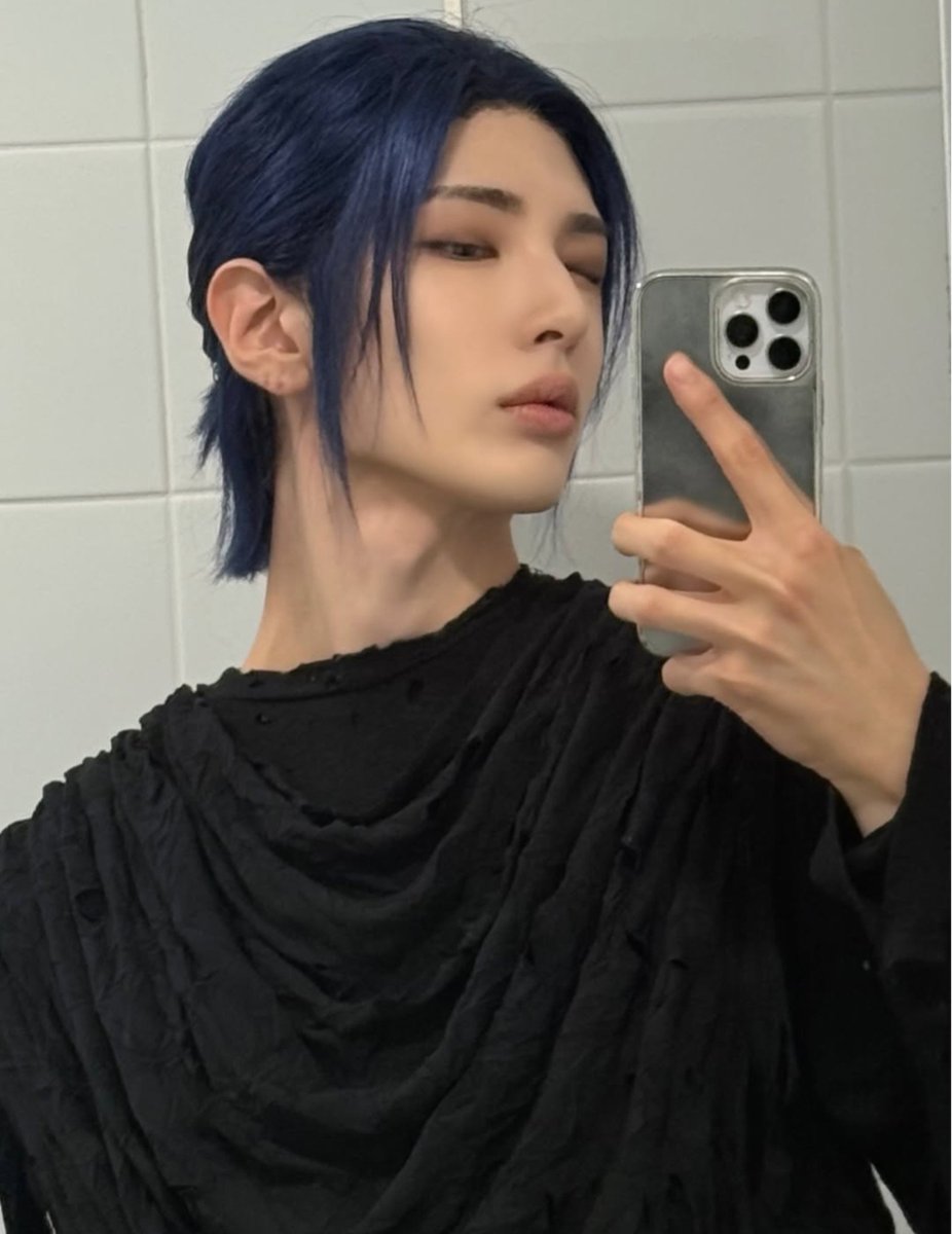 imbabeyy's tweet photo. my darling... what the actual fuck did they do to your face https://t.co/iqxB22WqSO
