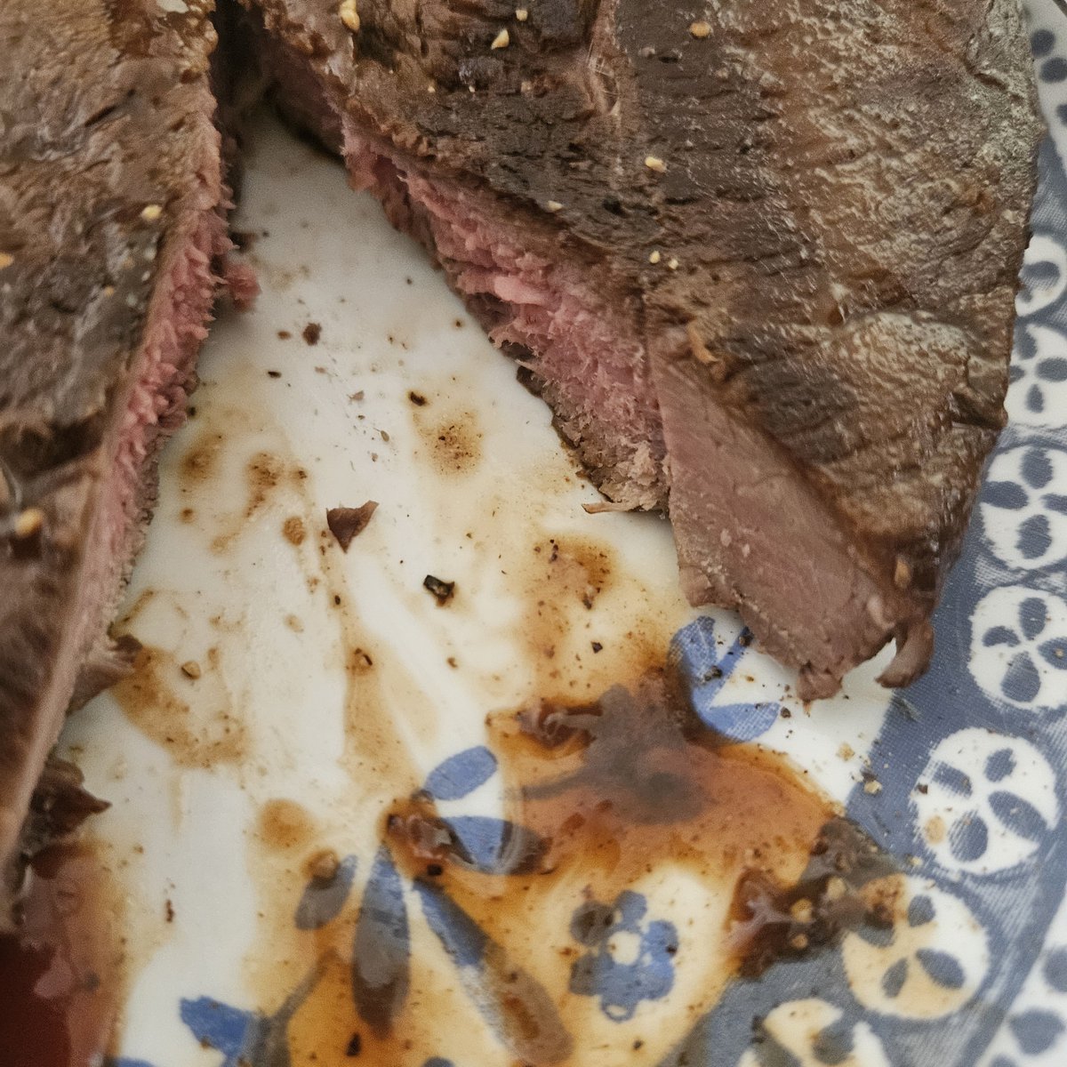 Pastriarchyest's tweet photo. Ta-da!! π₯©πͺ
Sirloin cut in dark soy & aged balsamic marinade, potatoes & sour cream n' chives, corn on cob w/butter & ceasar salad w/ bacon.
Silly me, I forgot to buy HP Steak Sauce so this Bullseye Guinness will have to suffice. π½π₯πΎ #YYCEats #GrassfedBeef #AlbertaBeef https://t.co/jU4Po6HY9m