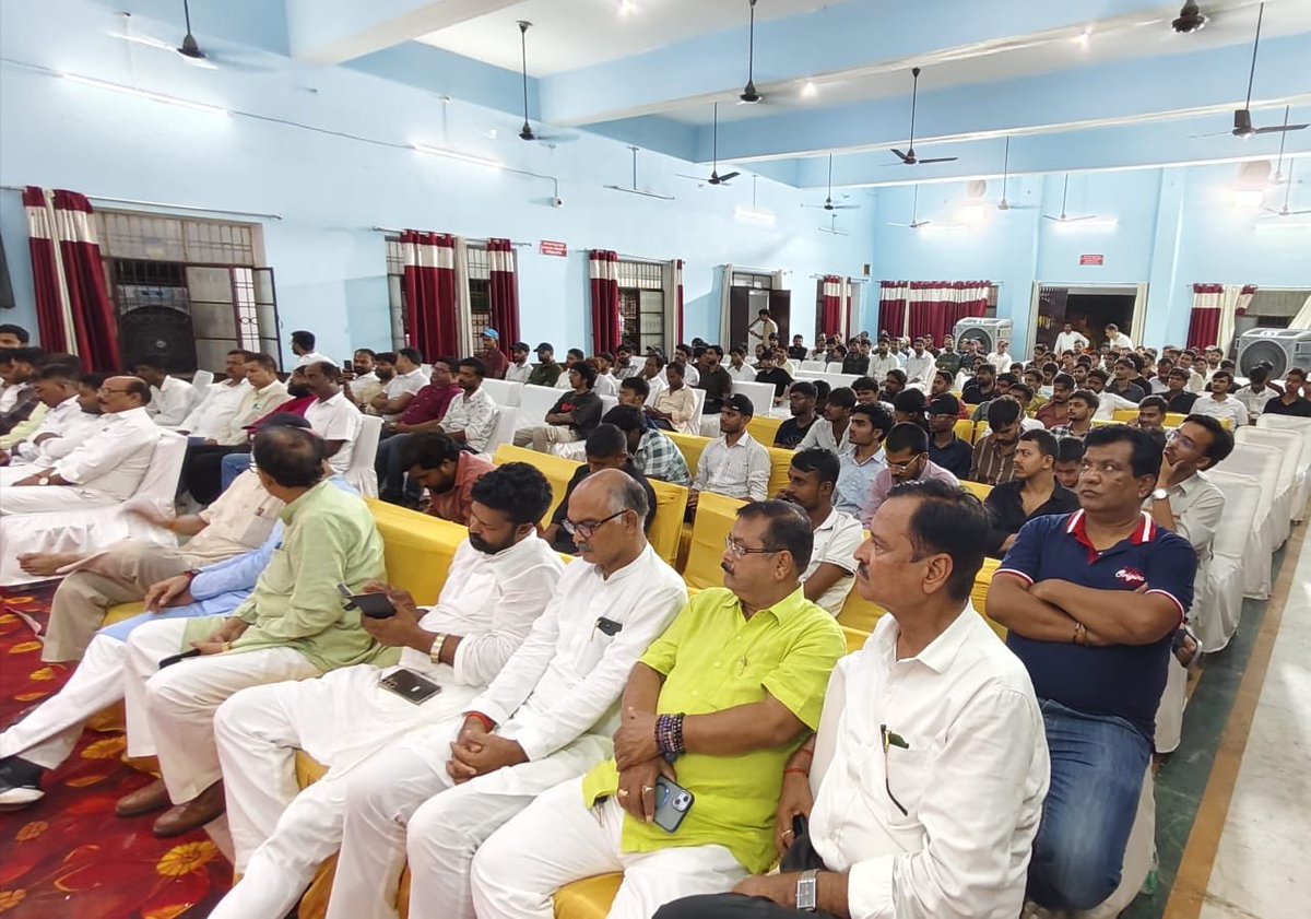 VishwavijayINC's tweet photo. आज देर शाम प्रयागराज स्थित राजश्री टंडन सेवा केंद्र के सभागार में  नेता प्रतिपक्ष श्री राहुल गांधी जी के #chhatronkigoonj संवाद कार्यक्रम को लेकर छात्रों से संवाद किया।  
कार्यक्रम में भारी संख्या में छात्रों की उपस्थिति और उत्साह से साफ है कि प्रयागराज में @RahulGandhi जी का कार्यक्रम ऐतिहासिक होगा।