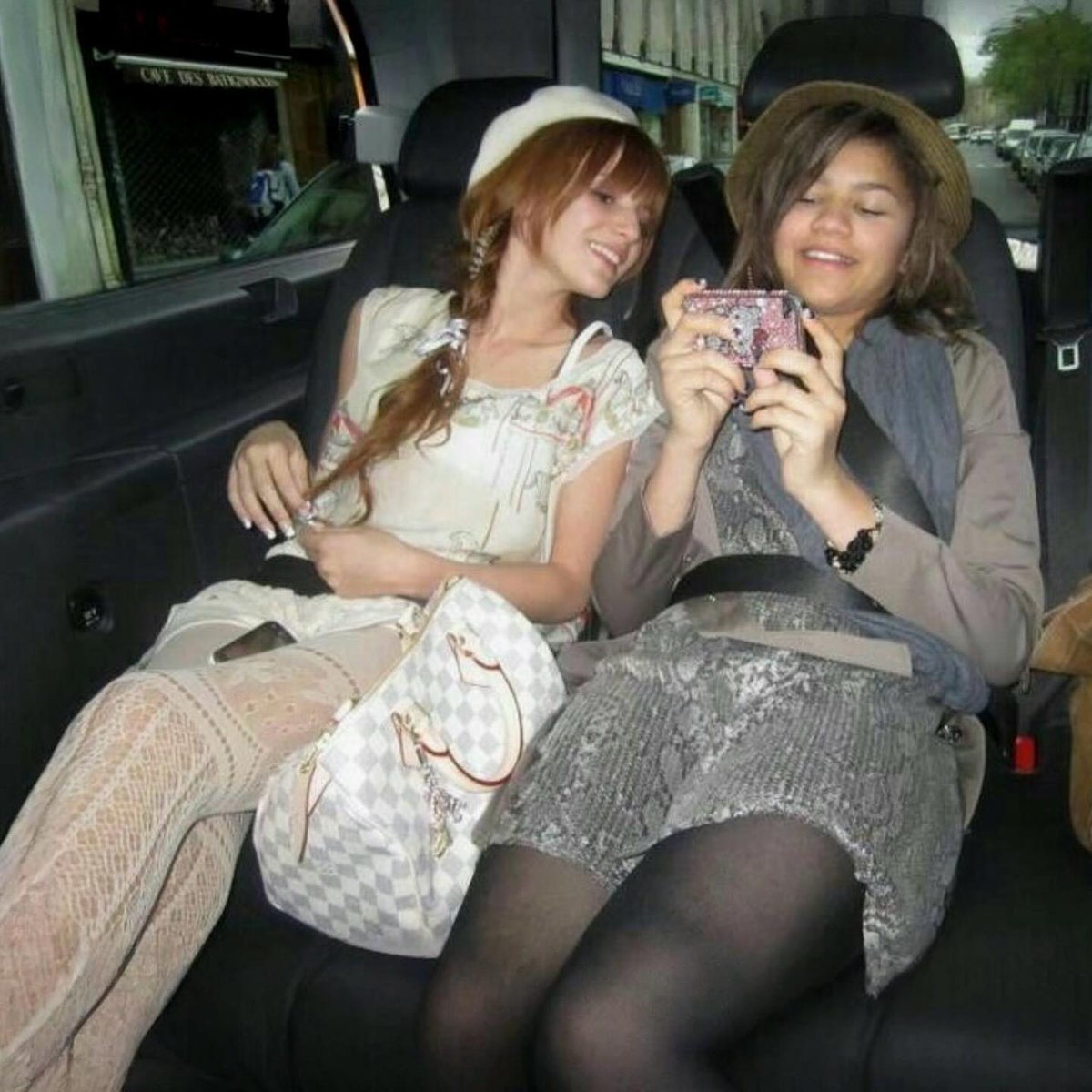 swiftndaya's tweet photo. me acabo de terminar el podcast entero y la verdad me encantó, como persona que vivió toda esta era siendo fan de ellas, sé lo mucho que intentaban compararlas todo el tiempo y toda la presión que tenían cuando eran literalmente BEBÉS :( https://t.co/9GTrX93AXV
