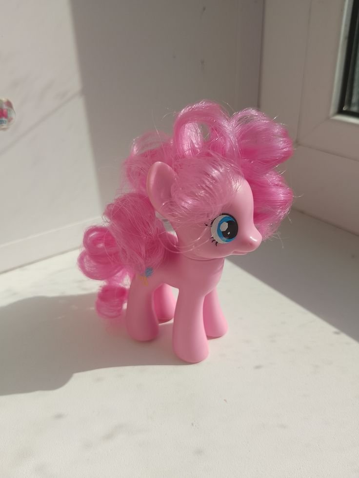 madeofcandyy's tweet photo. I had many curly haired dolls but i was surprised hasbro didnt made pinkie that way like

Where are her curls... Are you selling me a sad pinkie..? https://t.co/SC4ONGi78F