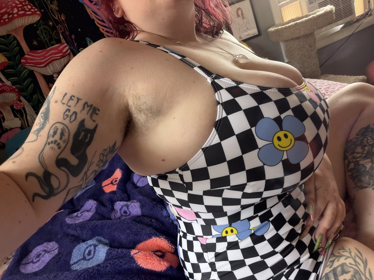 SarenaSFW's tweet photo. It’s 2026, we need more chubby girls in tiny tops 🤓 https://t.co/nK7mRgkCLT