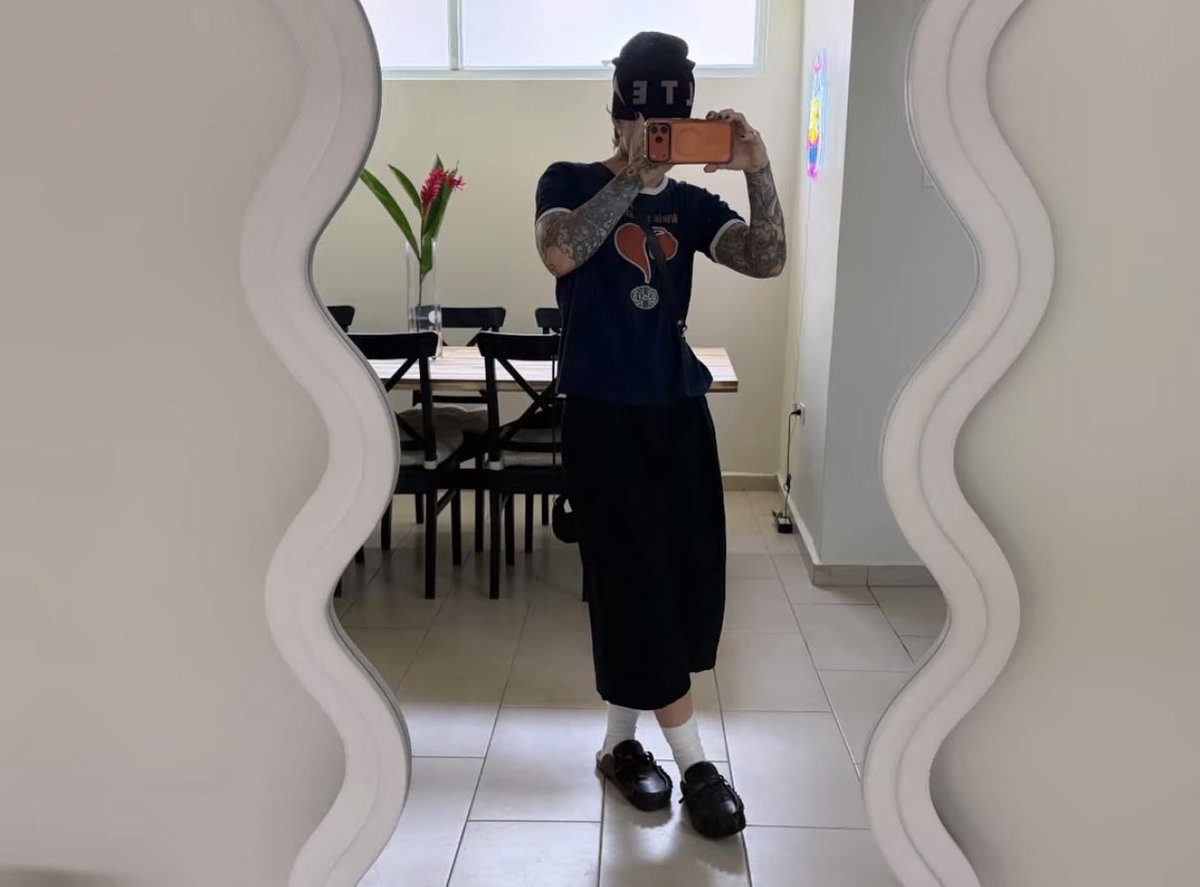 meiomizzy's tweet photo. what is going on with them shoes hello fuckass loafers https://t.co/JwQOPE6Qq8