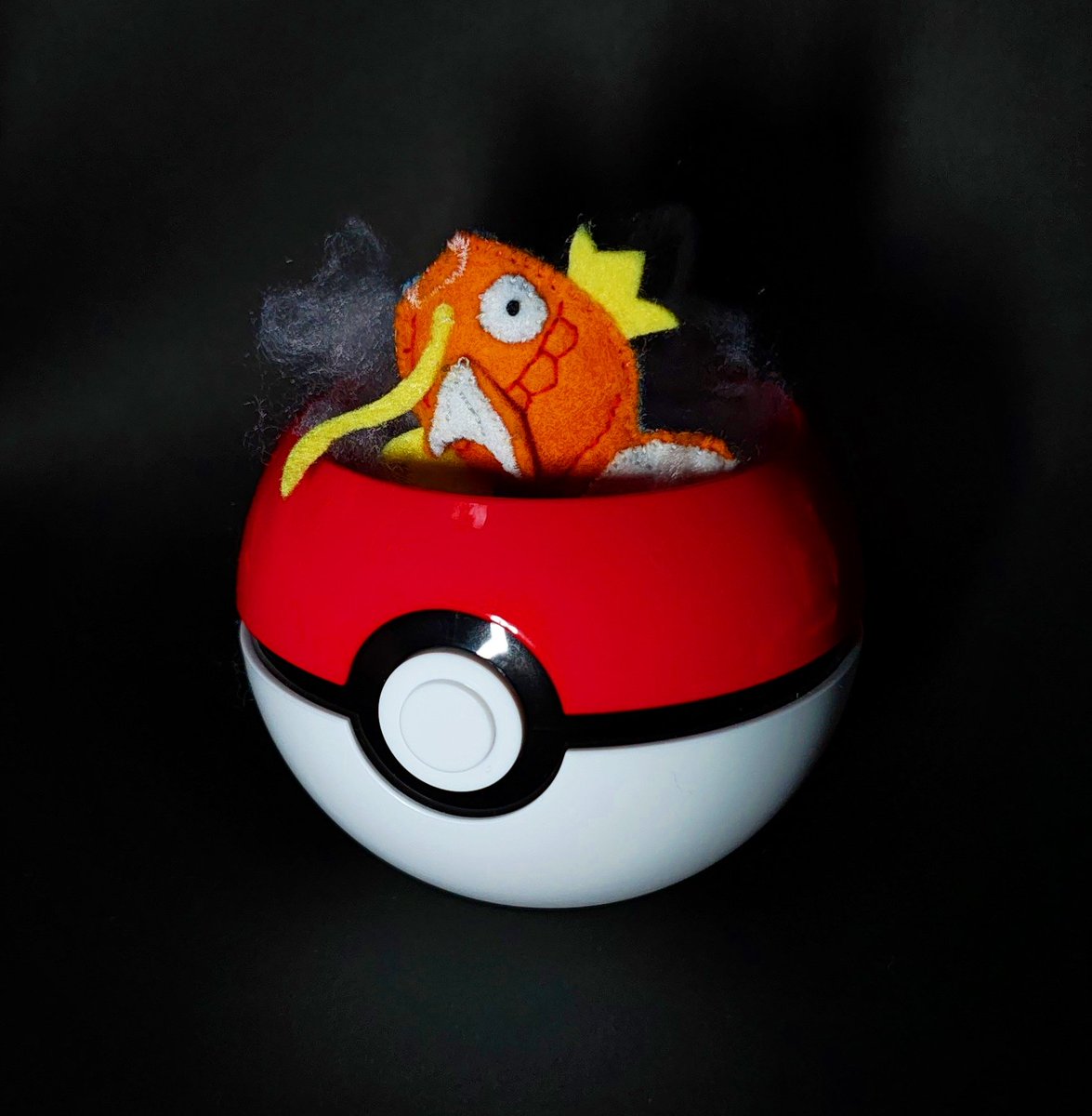 CTT_26_Tsumu's tweet photo. No.129 コイキング
さかなポケモン

ゆるやかな かわの ながれでも
さからえずに ながされてしまう。
なぜだか いつも はねている。

#ポケモン #pokémon
#コイキング #magikarp
#サーティワン
#ハンドメイド
#かた26り https://t.co/robpN7QP6c