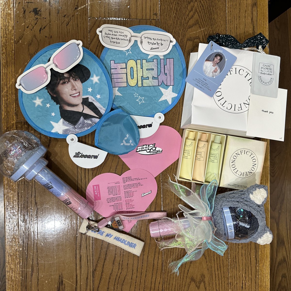 flamehanie's tweet photo. DINO ‘PICHEOLIN’ mcountdown pre-recording gifts 🎁 

- nonfiction handcream set
- nonfiction body lotion
- foldable hand fan
- broadcast photocard 
- glasses-shapped message card 
- heart-shaped fanchant card
- ice cream, churros, breads from V8
- cooling towel
- message card with dino’s photo (attached to the paper bag)
- thank you card

(cr. junis2meter, SSONG______, hello_hh2)