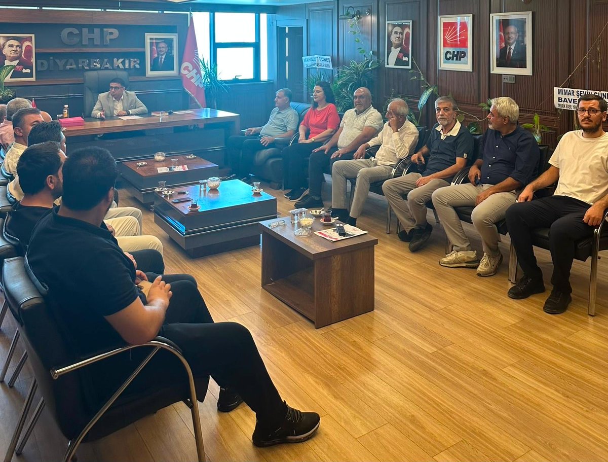 sertacekechp's tweet photo. Bugün, Metina Yardımlaşma, Dayanışma ve Eğitim Derneği’nin kıymetli yöneticilerini; Dernek Başkanı Sayın Aydın Pirinçioğlu’nu, Kurucu Başkan Sayın Esat Güngörür’ü ve değerli iş insanı Sayın Kamil Günçiçeği’ni Cumhuriyet Halk Partisi Diyarbakır İl Başkanlığımızda ağırlamaktan büyük memnuniyet duyduk.

Metina Derneği, bölgemizin en güçlü sosyal yapılarından biri olmanın yanı sıra, özellikle kan davalarının ve toplumsal husumetlerin sona erdirilmesi, barış kültürünün güçlendirilmesi ve toplumsal uzlaşının tesis edilmesi yönünde yürüttüğü çalışmalarla önemli bir toplumsal sorumluluk üstlenmektedir. Bölgemizde kalıcı barışın, huzurun ve kardeşlik hukukunun kökleşmesine sundukları katkıyı son derece kıymetli buluyoruz.

Cumhuriyet Halk Partisi olarak; toplumsal dayanışmayı, ortak aklı ve diyalogu esas alan her türlü yapıyla iş birliği içerisinde olmayı önemsiyoruz. Diyarbakır’ın huzuru, birlikteliği ve ortak geleceği adına bundan sonra da dayanışma içinde çalışmaya devam edeceğiz.

Nazik ziyaretleri, samimi yaklaşımları, destekleri ve dayanışmaları dolayısıyla Sayın Aydın Pirinçioğlu’na, Sayın Esat Güngörür’e ve Sayın Kamil Günçiçeği’ne içten teşekkür ediyor; çalışmalarında başarılar diliyorum.

Birlik ve dayanışmanın güçlendiği her adımın, Diyarbakır’ımızın barışına ve geleceğine değer katacağına yürekten inanıyorum.

Av. Sertaç EKE
CHP Diyarbakır İl Başkanı