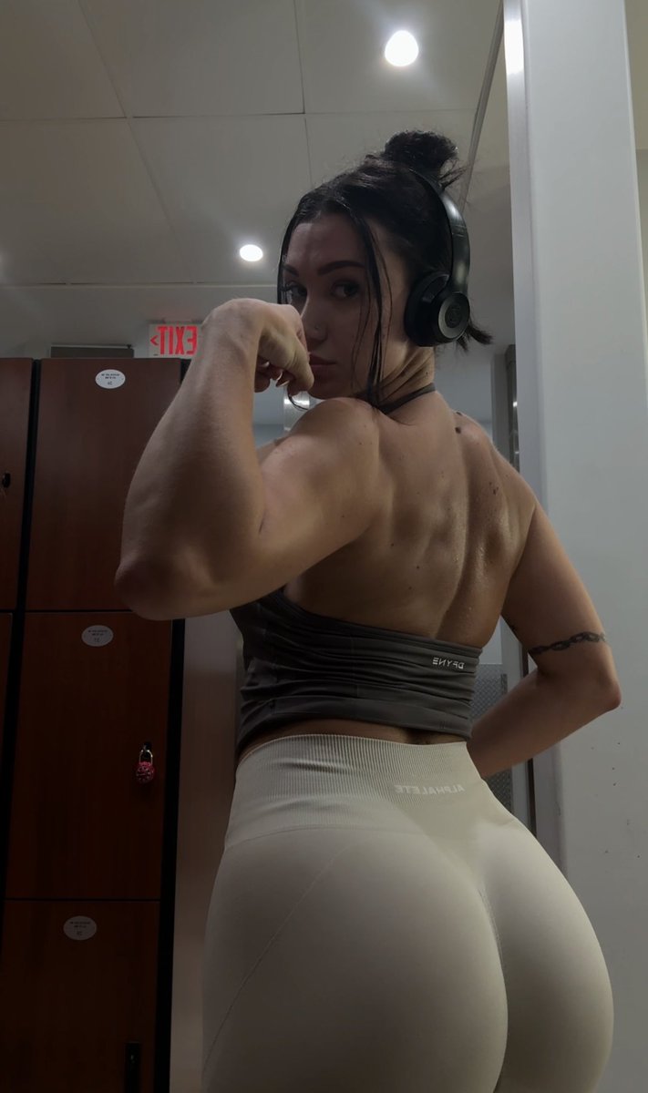 digitalvicc's tweet photo. life is better when you’re in debt to a gym brat btw!! https://t.co/BqpvdiN7tq
