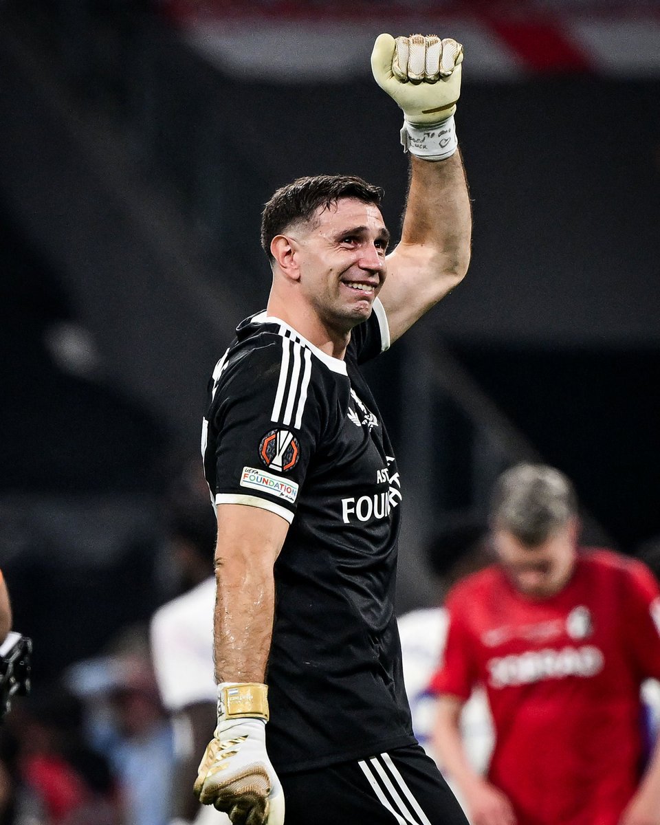 centregoals's tweet photo. 🚨🚨| NEW: Unai Emery convinces Dibu Martínez to 𝐒𝐓𝐀𝐘 at Aston Villa. 🧤✔️

The goalkeeper had been oriented to leave AVFC before the World Cup before Emery's intervention.

[@NicoSchira] https://t.co/gtBunJJ0ni