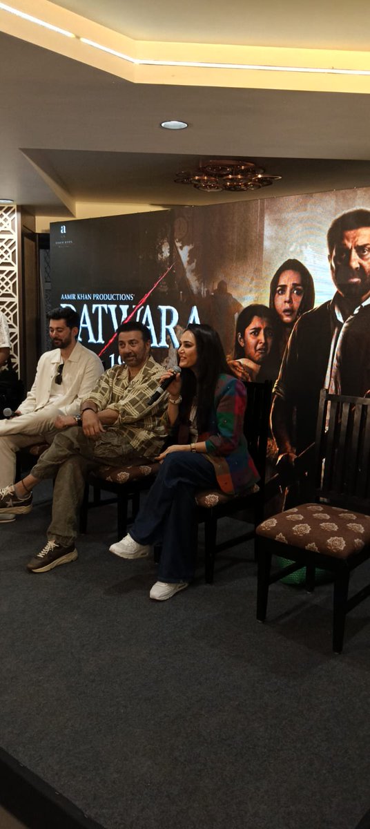 DaveUtpalkumar's tweet photo. ફિલ્મ #batwara1947ની સ્ટારકાસ્ટ #SunnyDeol, #Karandeol અને #PreityZinta સાથે એક મુલાકાત...
@iamsunnydeol #Bollywood #India
#ahmedabad #RajkumarSantoshi #14August2026 #AamirKhan https://t.co/8xMoMHwla8