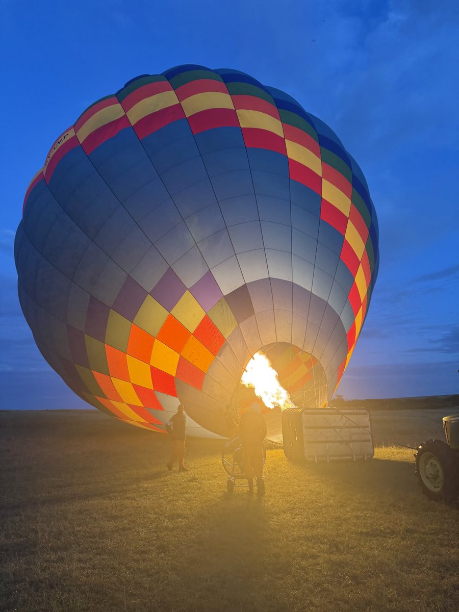 Lyrafly216's tweet photo. I've heard that the Kenya Masai Mara hot air balloon is the most expensive. I think I'll probably be able to reach it next year. https://t.co/ivZc8iPtyW
