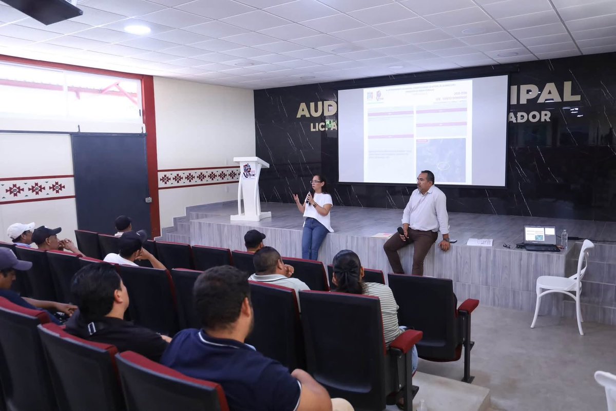 Regenerando_RG's tweet photo. 🙌🏻 Clara Bello capacita a comisarios de El Salto–Pie de la Cuesta sobre el FAISMUN. Buscan que las comunidades planeen y prioricen obras con información precisa. "Seguiremos fortaleciendo el trabajo conjunto por un mejor Atoyac", afirmó la alcaldesa. #ObrasPúblicas #ODS11 https://t.co/gn6Frx4VbL