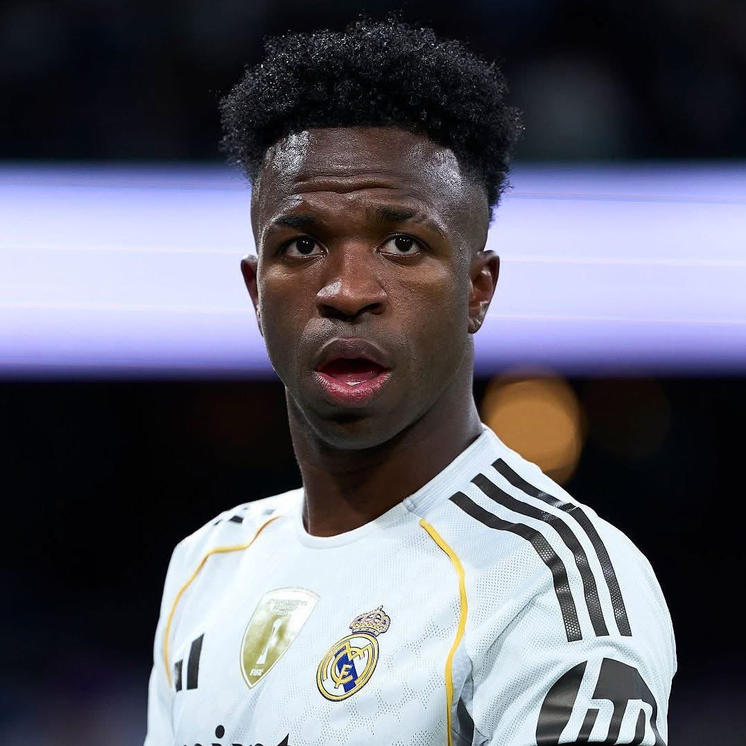 DTalkingArsenal's tweet photo. 🚨@TomCantonMedia: Real Madrid have improved their offer to renew Vinicius Junior's contract. ✍️⚪️

Decision time for the player as Arsenal await the outcome &amp; are ready to pounce if he opts against staying. 👀🇧🇷 #AFC #RMFC https://t.co/JXWnorHLia
