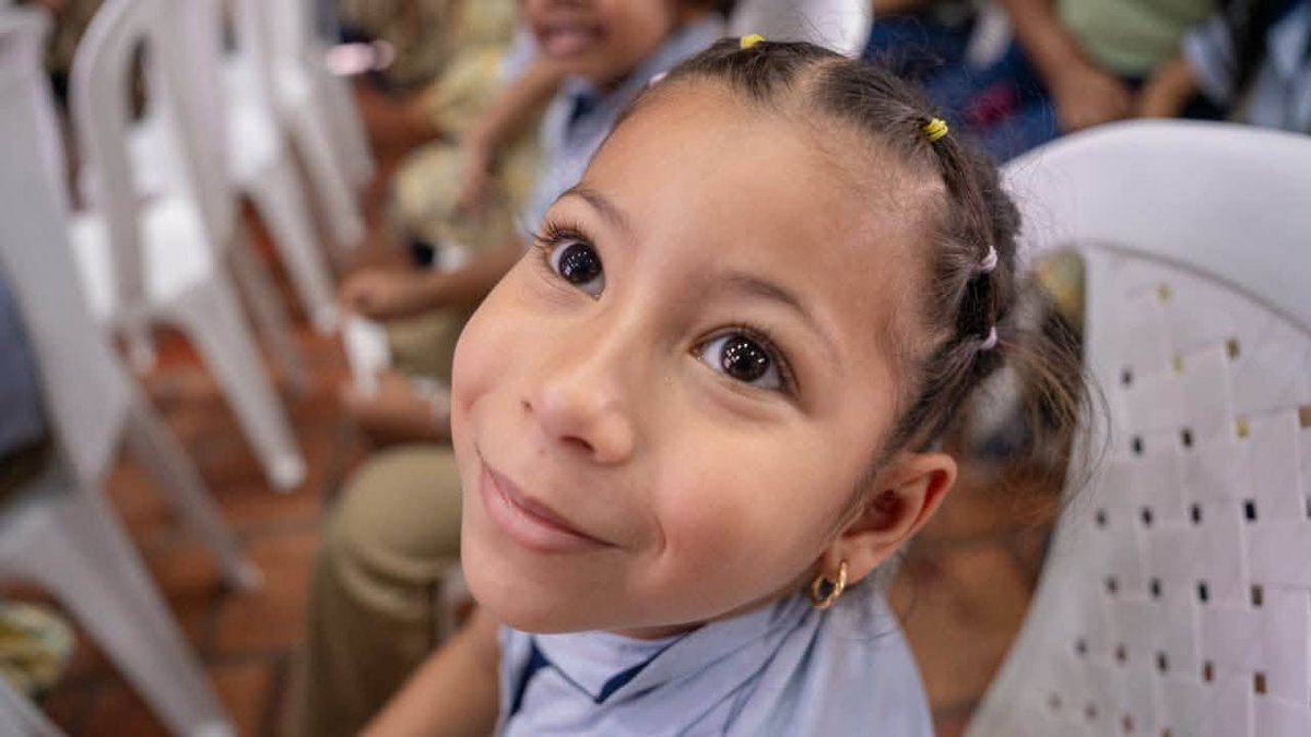 GobArauca's tweet photo. Elgobernador @MartinezPRenson destacó el impacto que tiene una alimentación adecuada en el desarrollo de los estudiantes y recordó su propia experiencia cuando asistía al colegio. Resultado ha sido posible gracias al trabajo articulado entre la @GobArauca y @PAEColombiaOf. https://t.co/gX9vWKtEji