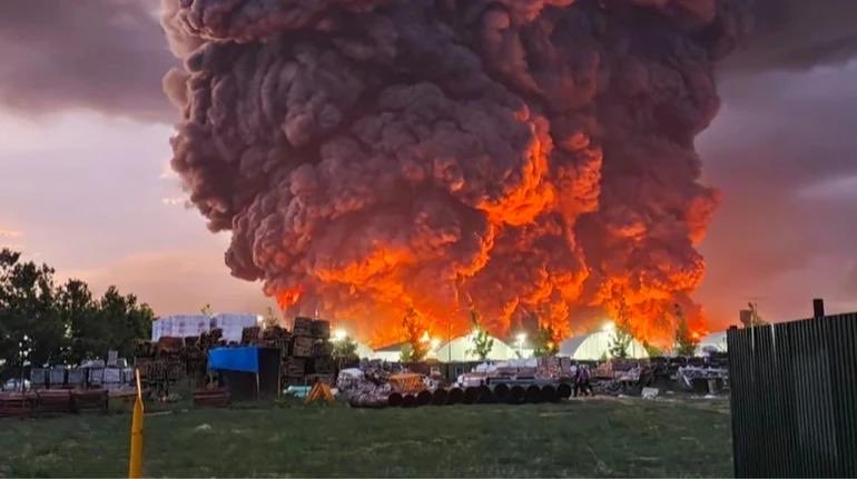 L_ThinkTank's tweet photo. [ 🇷🇺 RUSSIE | 🇺🇦 UKRAINE ]

🔸Selon The Bell, les frappes de drones ukrainiens ayant détruit ou gravement endommagé au moins 14 centres logistiques de Wildberries, principal acteur du commerce en ligne en Russie, pourraient nécessiter jusqu’à 1 300 milliards de roubles (environ 16 milliards de dollars) pour stabiliser et reconstruire l’entreprise.

Les pertes directes de Wildberries sont estimées à plus de 100 milliards de roubles (environ 1,2 milliard de dollars) et pourraient atteindre 200 milliards de roubles (environ 2,5 milliards de dollars) dans le pire des scénarios, selon le média.