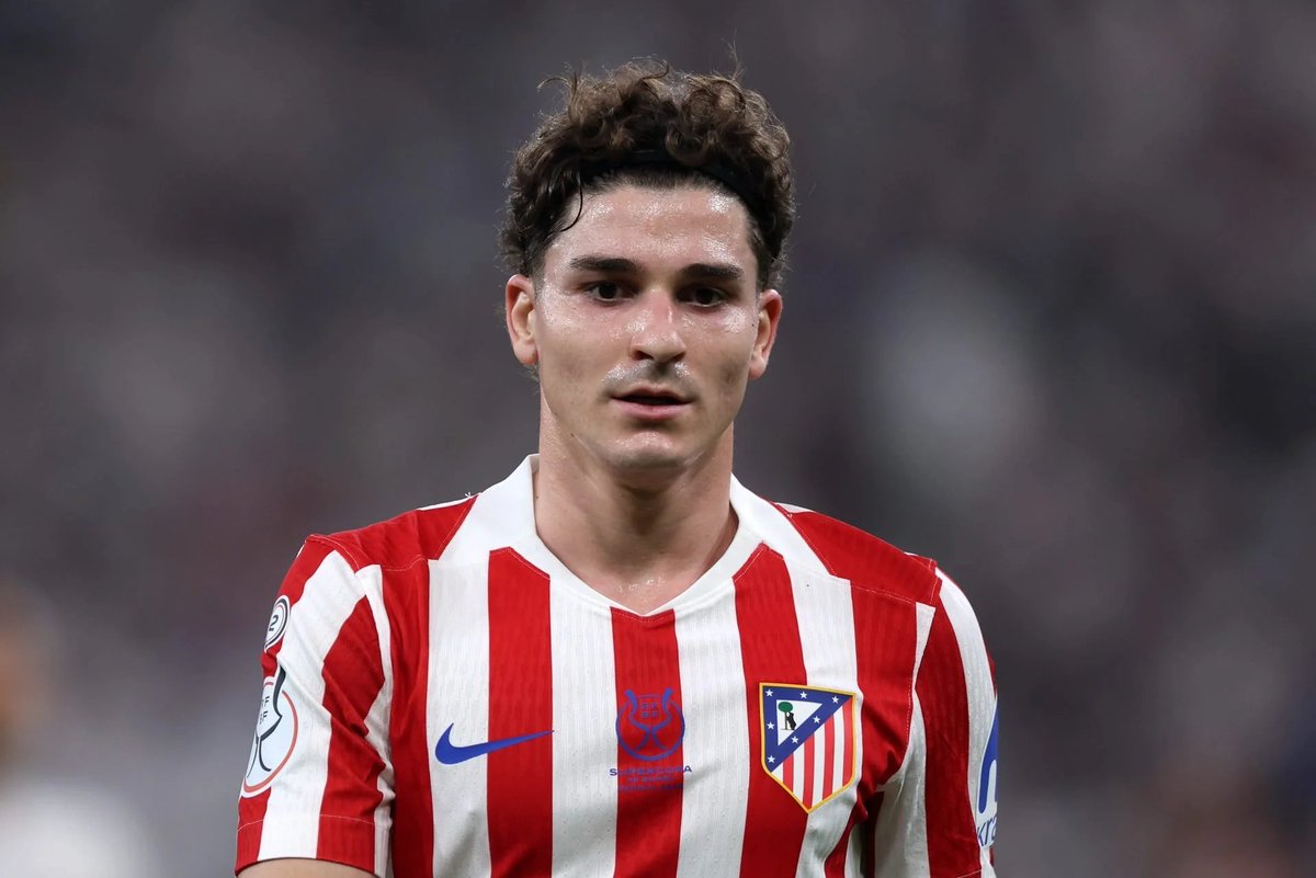 BarcaUniversal's tweet photo. 🚨 NEW: In the last few weeks, Barcelona have been working on a 'Plan B' signing for Julian Alvarez.

If Atleti still refuse to negotiate, Barça will activate the alternative striker, as Hansi Flick requested.

— @sport https://t.co/C5IEDFUbOZ