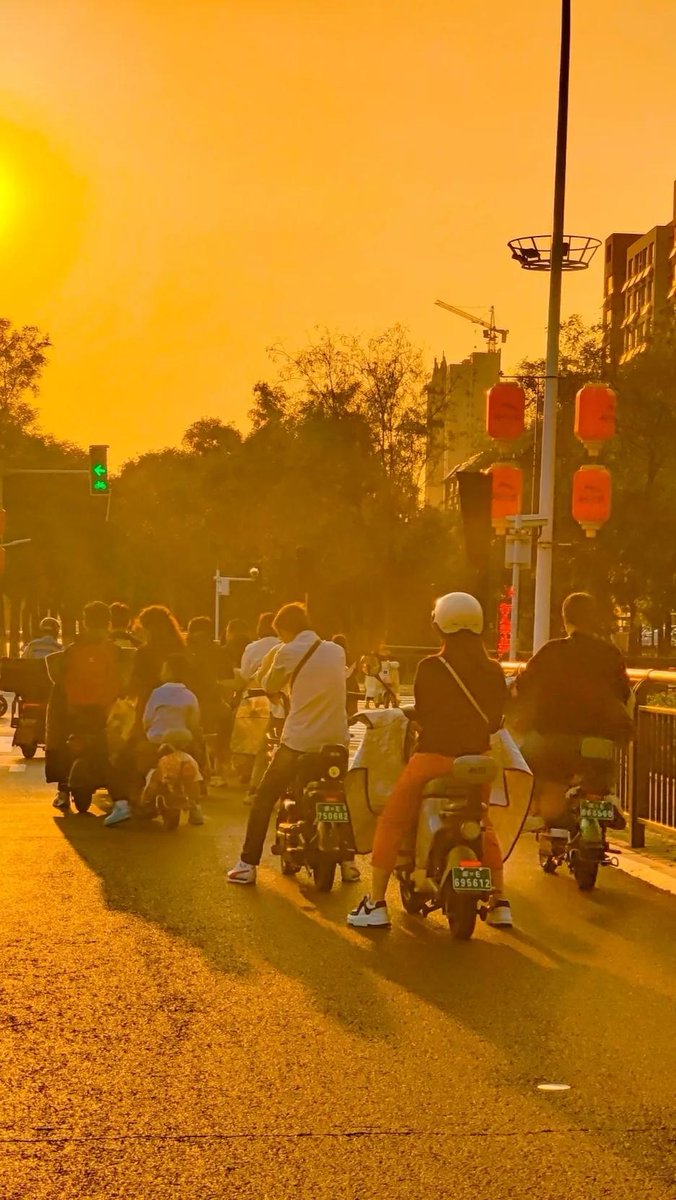 wwjd484's tweet photo. Street corner sunset + strangers’ laughter — city vibes hit different when you just stop and look. https://t.co/1CSEHqP4qU