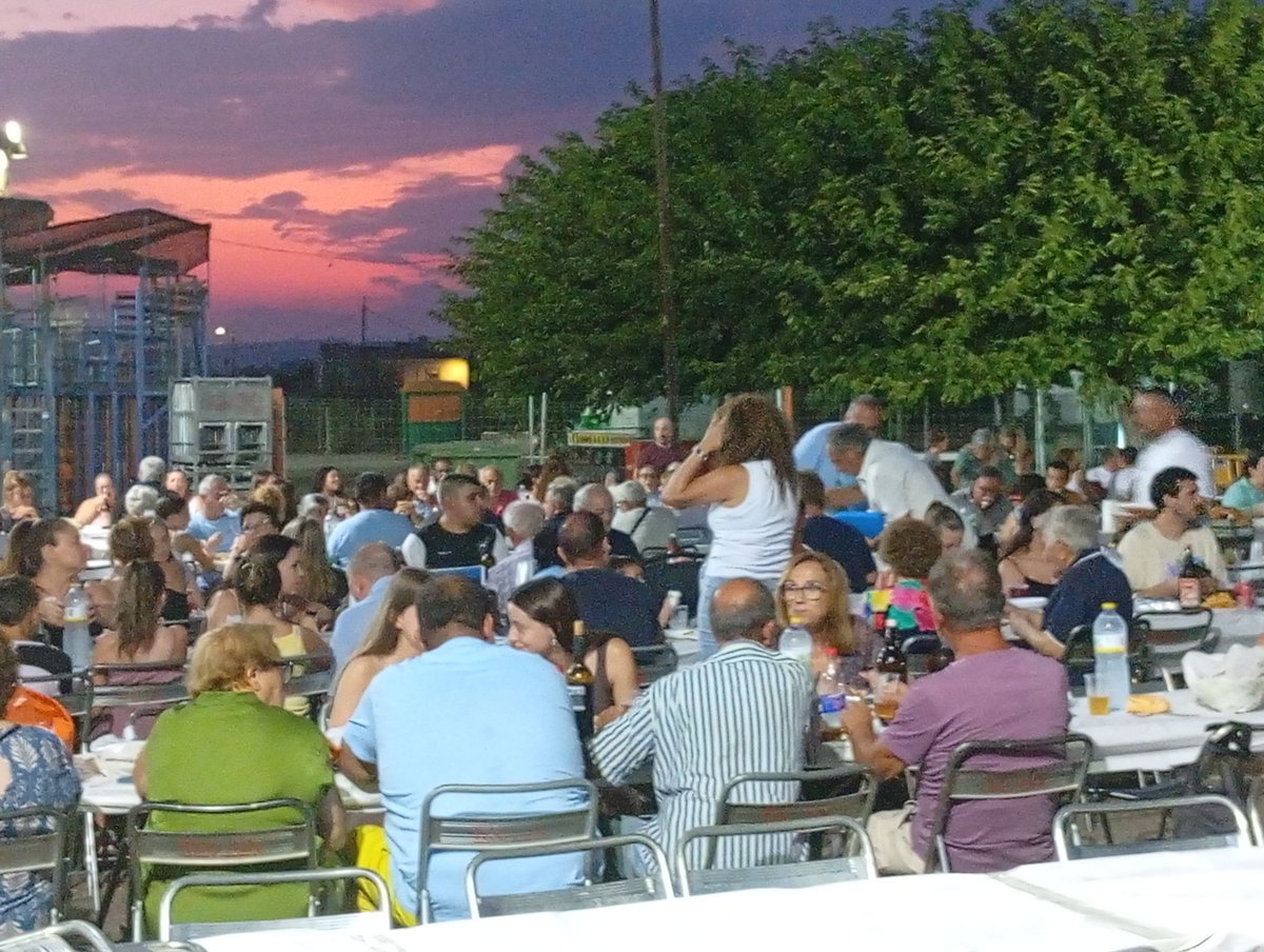 noticies_d's tweet photo. 📸 sopar d'estiu de les festes de Benadresa
#Soparestiu #festesdebenadresa #benadresa #Castelló #noticies https://t.co/fRsmVJ4m23