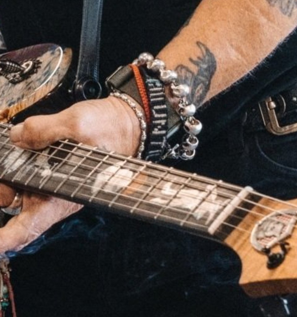 Izze1122's tweet photo. HOLY SHIT GUYS HOLY FUCKING SHIT

THAT'S THE BRACELET I GAVE HIM!!!! DURING THE TRIAL!!! I NEVER KNEW IF HE GOT IT AND I WHAT I'M GONNA CRY I TOTALLY FORGOT I MADE HIM THIS AND NOW HE'S WEARING IT AT A VAMPIRES REHEARSAL WHAT THE FUCK ?!?!?!?!!? https://t.co/VNNM2jgIkW