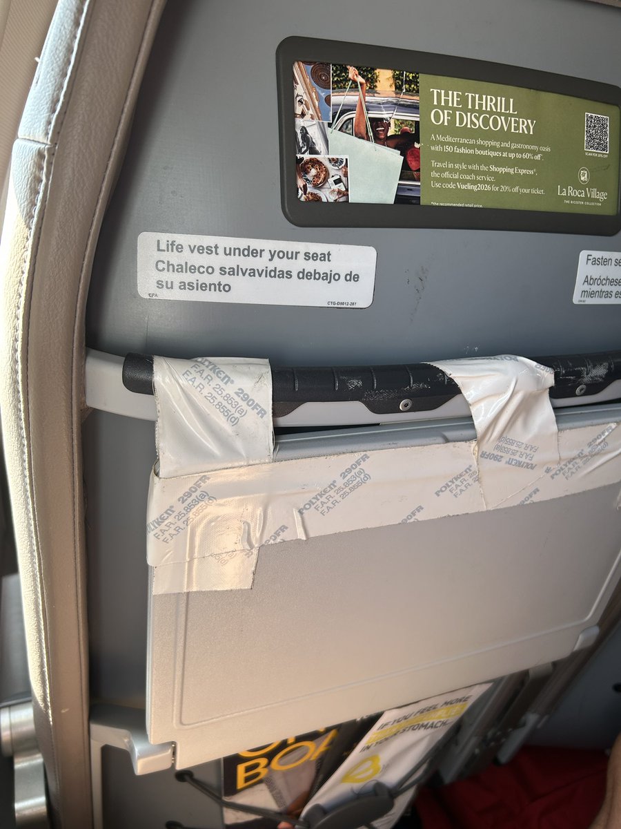 JosepMRanchal's tweet photo. Hola @vueling. Mi vuelo ha sido hoy menos agradable porque la bandeja del asiento 22A del A320 con matrícula EC-NUO tenía el remiendo que veis en la foto. Ha sido un vuelo corto y hay cosas más importantes en la vida, pero no es demasiado aceptable volar así… https://t.co/9NRuGRYGg6