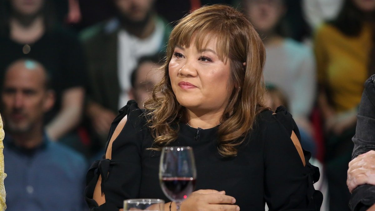 MortalSub's tweet photo. Phoudsady Vanny : La mère courage de Mercier qui transforme la perte de son fils en combat pour sauver les autres

Phoudsady Vanny est d'abord une mère. Une mère qui a tout donné, qui a tout aimé, qui a tout perdu. En mai 2024, sa vie bascule. Son fils, Nikian Levesque-Vanny, 19 ans, meurt d'une surdose d'opioïdes de synthèse. Des nitazènes, ces drogues contaminées qui tuent silencieusement les jeunes. Une mort absurde, évitable, déchirante.

Avec son conjoint Fabrice Desormeaux, elle traverse l'indicible. La douleur abyssale, comme elle la nomme. Le gouffre qui ne se referme pas. Mais Phoudsady fait un choix : son fils ne mourra pas en vain. Elle prend la parole publiquement. Elle raconte Nikian. Elle raconte la perte. Elle raconte l'urgence de briser les tabous sur la santé mentale des jeunes et leurs consommations. Elle demande une commission d'enquête pour que d'autres parents ne vivent pas ce qu'elle vit.

Mais Phoudsady n'est pas seulement cette mère en deuil. Elle est une femme de culture, de conviction, d'action. Depuis des années, elle œuvre dans les milieux culturels, communautaires et philanthropiques de Montréal. Elle est la fondatrice de l'agence Ninan, cette agence unique qui représente des artistes issus des Premiers Peuples. Elle met en lumière les voix autochtones, elle crée des ponts, elle fait entendre des récits trop souvent ignorés.

Elle est aussi l'âme du Salon de la mort à Montréal, cet événement qui invite à parler de la mort sans tabou, à la démocratiser, à en faire une conversation normale plutôt qu'un sujet terrifiant interdit. Ironie cruelle : celle qui organisait des conversations sur la mort perd son propre enfant.

Le 6 juin 2026, le Parti Québécois annonce sa candidature dans Mercier. Phoudsady choisit le PQ parce qu'elle croit en l'indépendance, certes, mais aussi parce qu'elle veut porter haut et fort la question qui lui a pris son fils. La crise des opioïdes. La santé mentale des jeunes. La prévention. La réduction des méfaits. Elle veut que l'Assemblée nationale entende enfin la vérité sur ces morts silencieuses qui déciment une génération.

Dans Mercier, cette circonscription de Montréal où vivent tant de familles, tant de jeunes, Phoudsady veut être la voix de celles qui ont perdu, de celles qui craignent de perdre, de celles qui veulent agir avant qu'il ne soit trop tard. Elle veut que son histoire, l'histoire de Nikian, serve à sauver d'autres vies.

Phoudsady Vanny est la preuve que la douleur peut devenir force, que la perte peut devenir engagement, qu'une mère brisée peut devenir la voix des sans-voix. Elle porte Nikian dans chaque mot, dans chaque action, dans chaque souffle de campagne.

Merci Phoudsady. Tu montres que même dans l'obscurité totale, on peut trouver une raison de se lever, de se battre, de faire en sorte que d'autres ne tombent pas. Mercier a besoin de cette voix-là, brute, sincère, essentielle.

#polqc
#Québec
#PhoudsadyVanny
#Mercier
#PartiQuébécois
#Ninan
#AgenceArtistes
#PremiersPeuples
#NikianLevesqueVanny
#Opioïdes
#Surdose
#CriseOpioïdes
#SantéMentale
#Jeunesse
#Prévention
#MèreCourage
#Deuil
#Engagement
#SalonDeLaMort
#Tabous
#VoixDesSansVoix
@partiquebecois