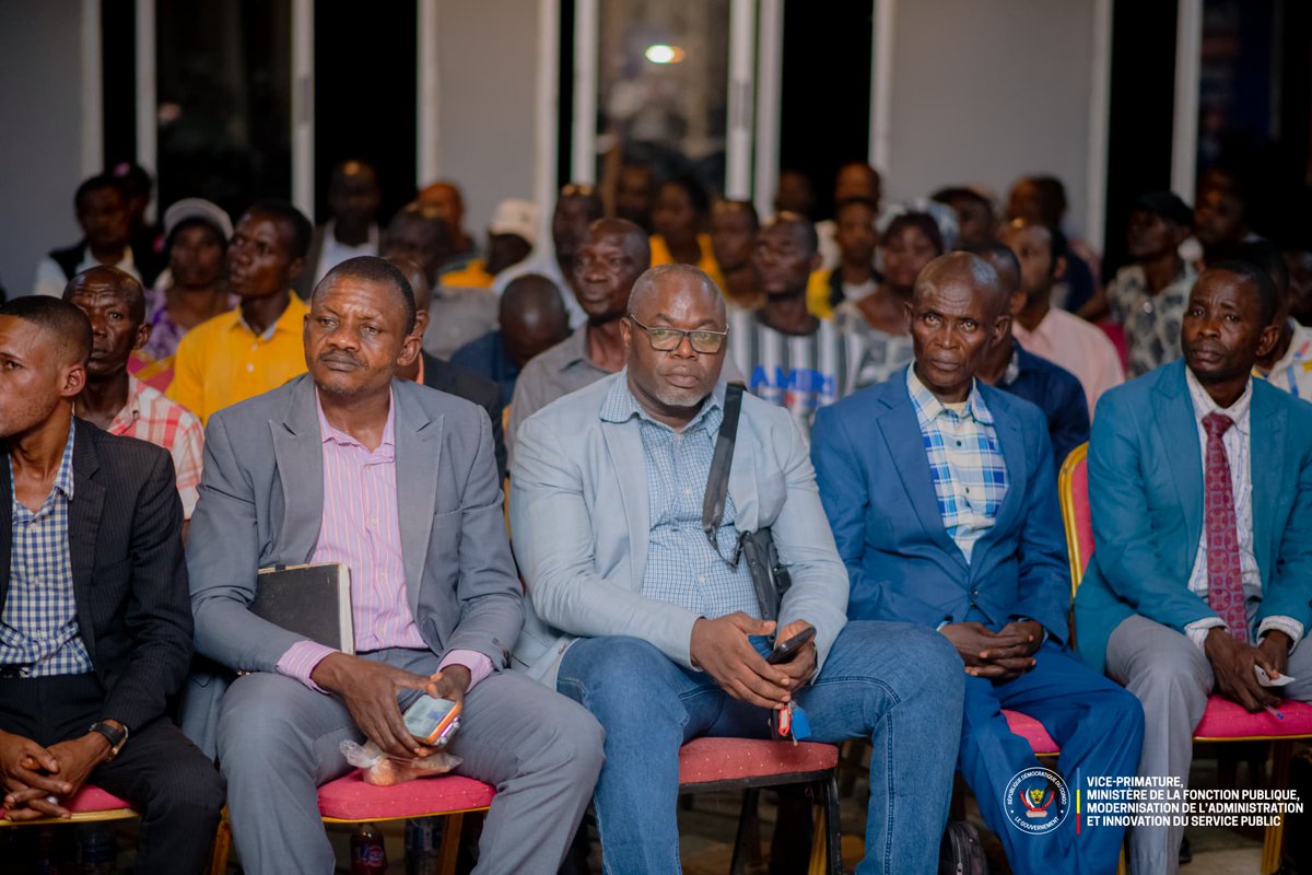 FPubliqueRDC's tweet photo. 🇨🇩 Sankuru | À #Lodja, le VPM sensibilise les Agents de l’État aux droits garantis par la #CNSSAP.

A #Lodja, le VPM Jean-Pierre @LihauEbua, a mené une importante campagne de sensibilisation des Agents et Fonctionnaires de l’État sur les réformes engagées par le Gouvernement en matière de protection sociale.

Les participants ont été informés des différentes prestations offertes par la #CNSSAP, notamment la pension de retraite, les prestations en faveur des survivants, les prestations d’invalidité, le régime complémentaire par capitalisation, ainsi que la prise en charge des frais funéraires des Agents de carrière des Services Publics de l’État et de leurs ayants droit déclarés, récemment rendue effective sur toute l’étendue du territoire national.

Cette séance de sensibilisation a également permis d’expliquer les conditions d’accès à ces prestations, les procédures à suivre ainsi que les droits et obligations des bénéficiaires.

#FonctionPubliqueRDC #CNSSAP #ProtectionSociale #Réformes #Sankuru #Lodja