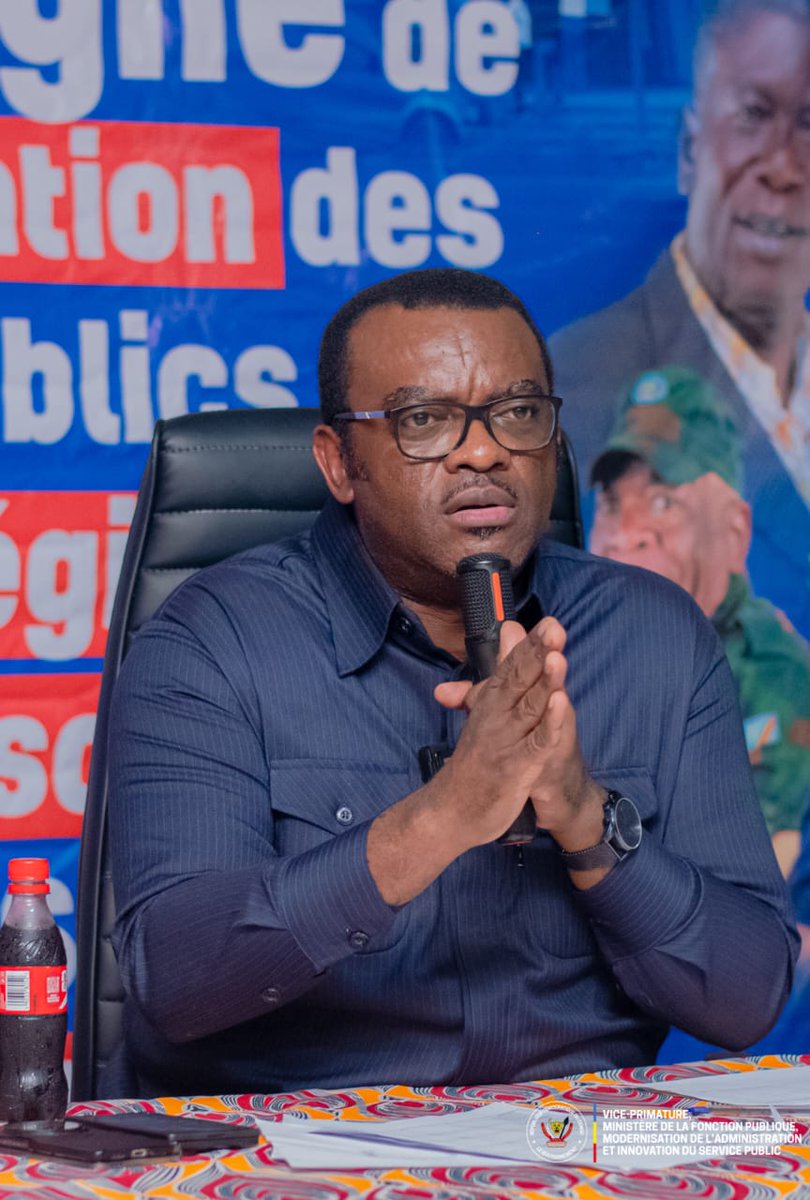 FPubliqueRDC's tweet photo. 🇨🇩 Sankuru | À #Lodja, le VPM sensibilise les Agents de l’État aux droits garantis par la #CNSSAP.

A #Lodja, le VPM Jean-Pierre @LihauEbua, a mené une importante campagne de sensibilisation des Agents et Fonctionnaires de l’État sur les réformes engagées par le Gouvernement en matière de protection sociale.

Les participants ont été informés des différentes prestations offertes par la #CNSSAP, notamment la pension de retraite, les prestations en faveur des survivants, les prestations d’invalidité, le régime complémentaire par capitalisation, ainsi que la prise en charge des frais funéraires des Agents de carrière des Services Publics de l’État et de leurs ayants droit déclarés, récemment rendue effective sur toute l’étendue du territoire national.

Cette séance de sensibilisation a également permis d’expliquer les conditions d’accès à ces prestations, les procédures à suivre ainsi que les droits et obligations des bénéficiaires.

#FonctionPubliqueRDC #CNSSAP #ProtectionSociale #Réformes #Sankuru #Lodja
