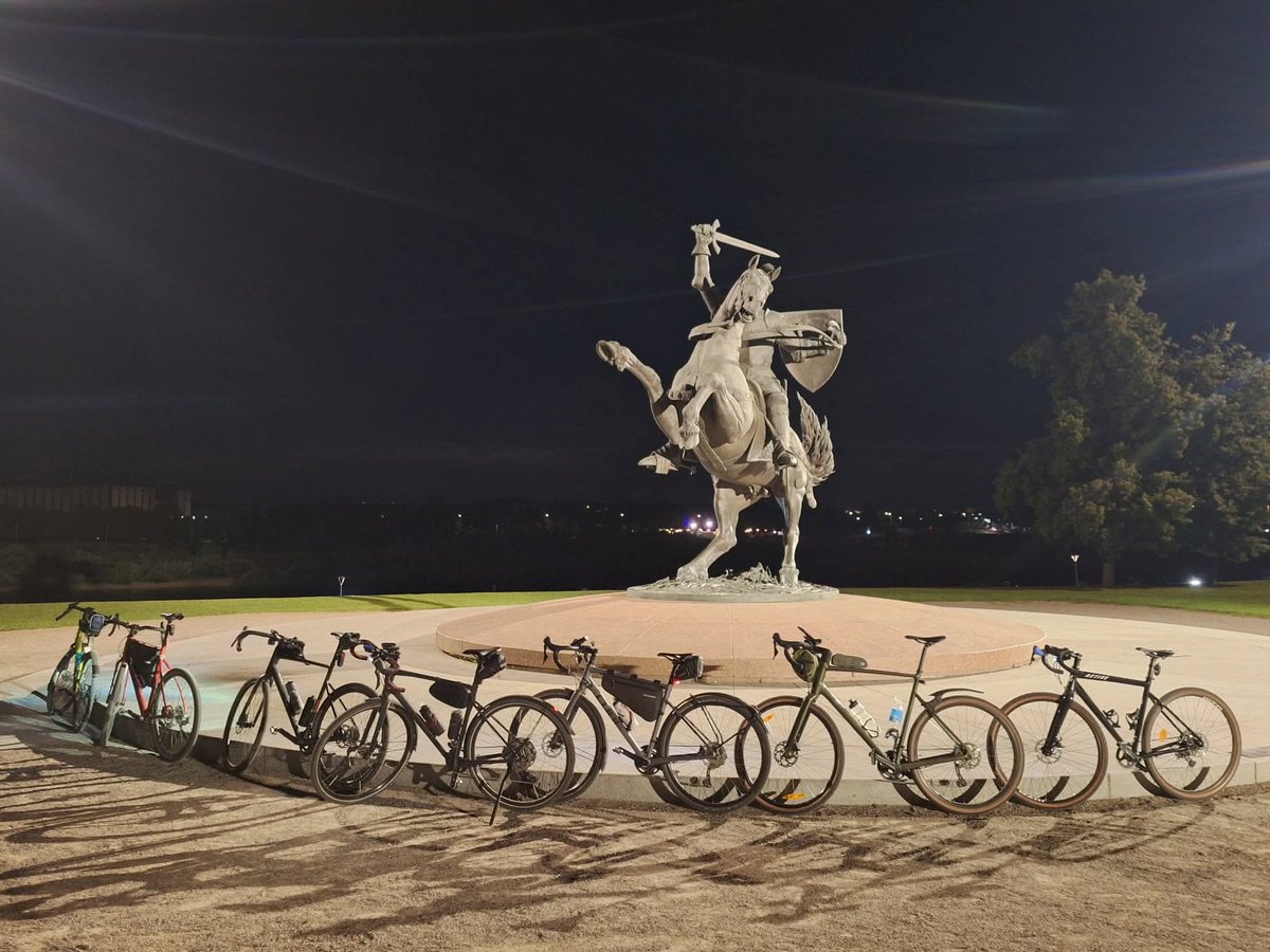Mm77787793483's tweet photo. Beautiful Wednesday evening sunset... 🌅 moments like this are why we ride 🚴 #cycling  #SunsetVibes  #bycycle https://t.co/mbCu0IchPg